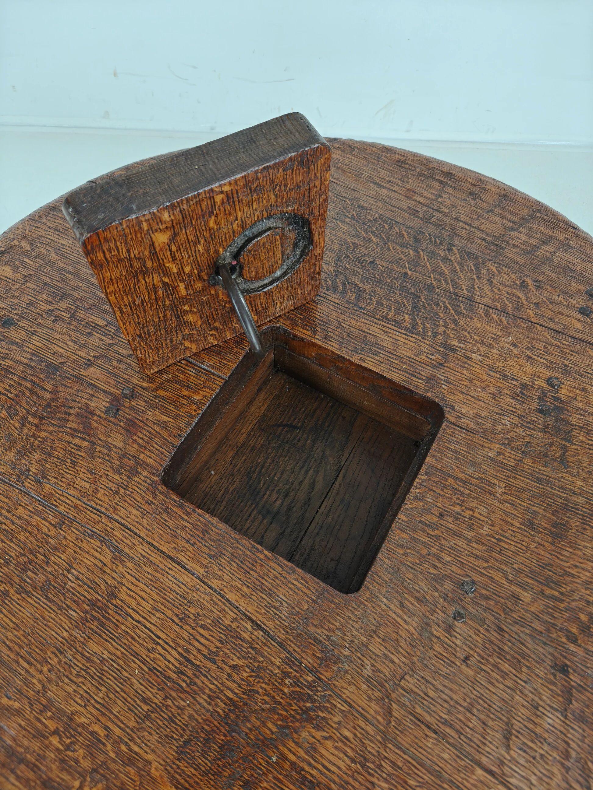 Table basse ronde rustique en chêne, style brutaliste, France, années 1960, milieu du XXe siècle