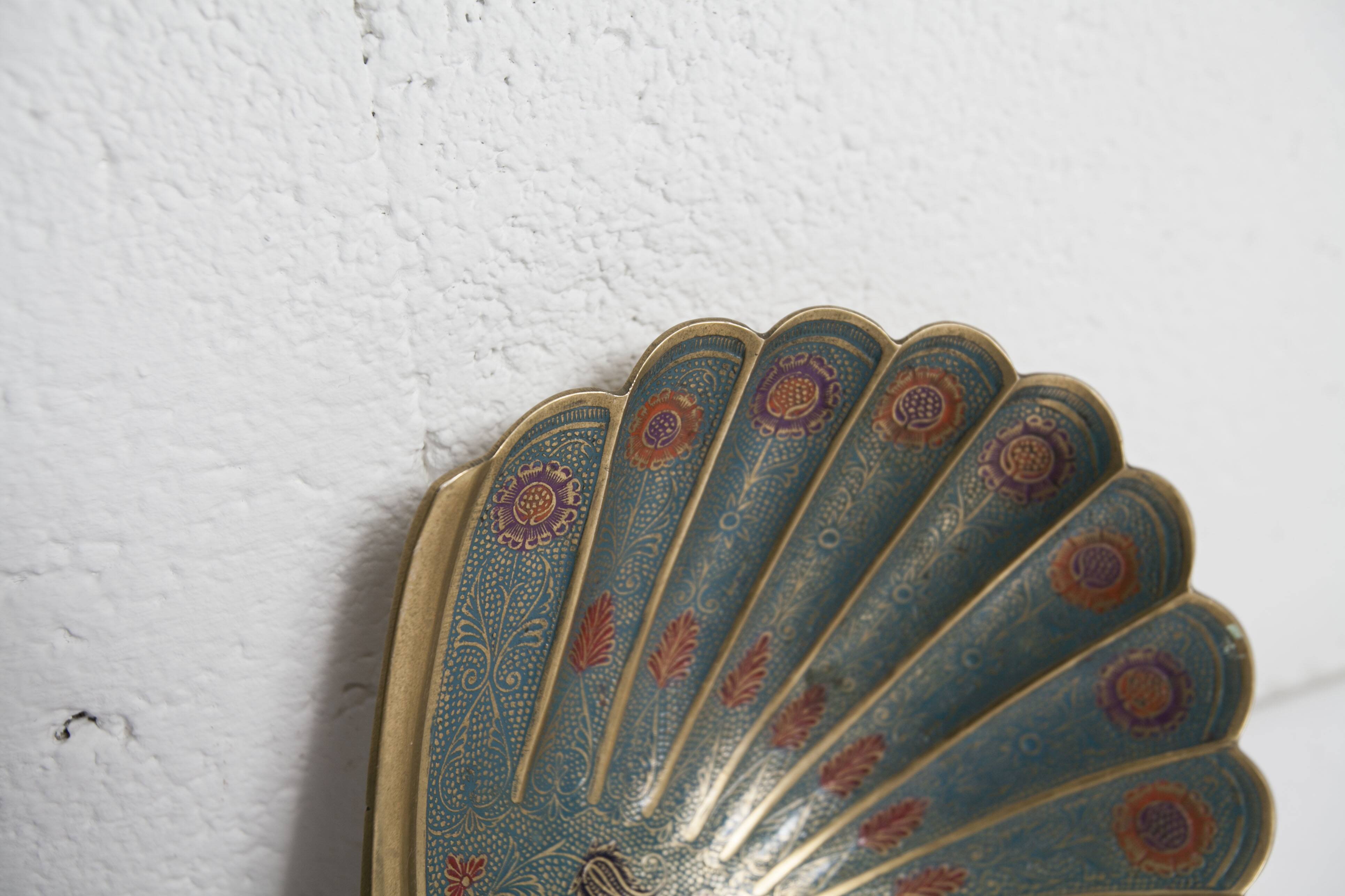 Shell cup in enameled brass