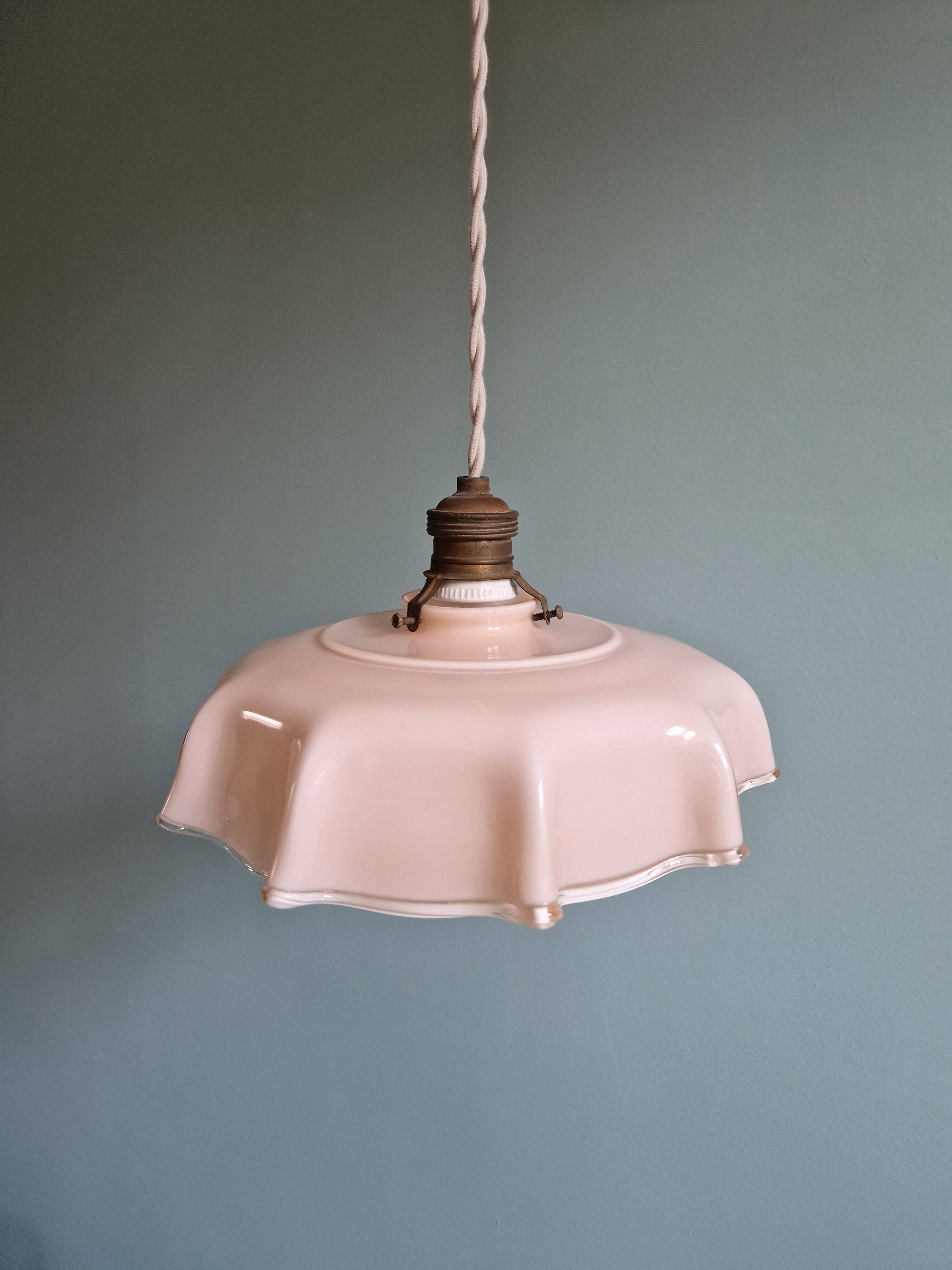 Suspension Art Déco en opaline rose festonnée, années 1920-30
