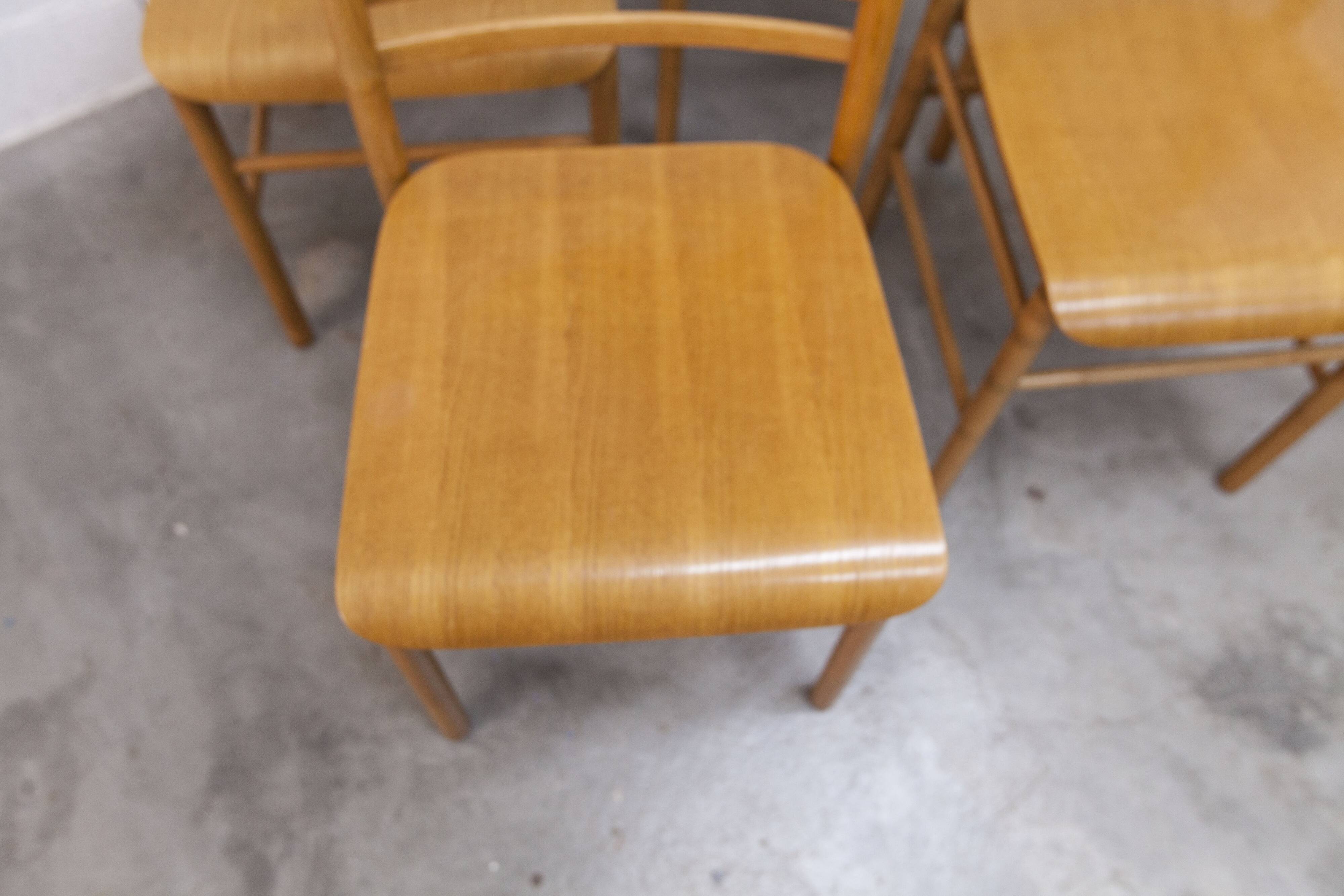 Danish ensemble transformable table 114 cm / 154 + 4 modernist chairs from the 1970s.
