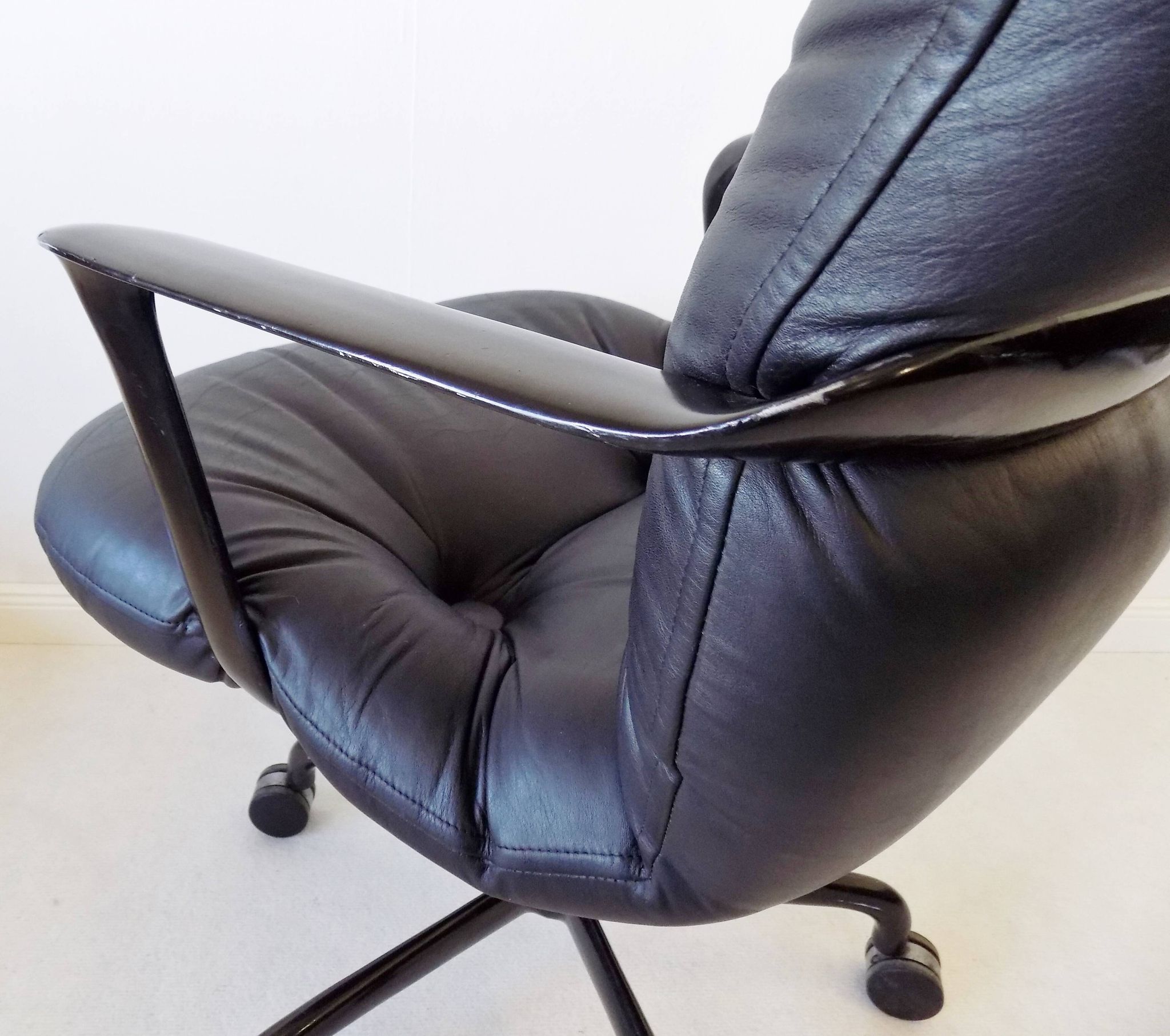 Black leather office chair 2328 by Bruce Hannah & Andrew Morrison
