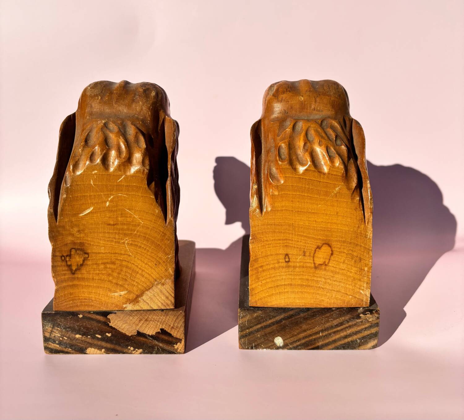 Paire de serres livres en bois signée P.Belys