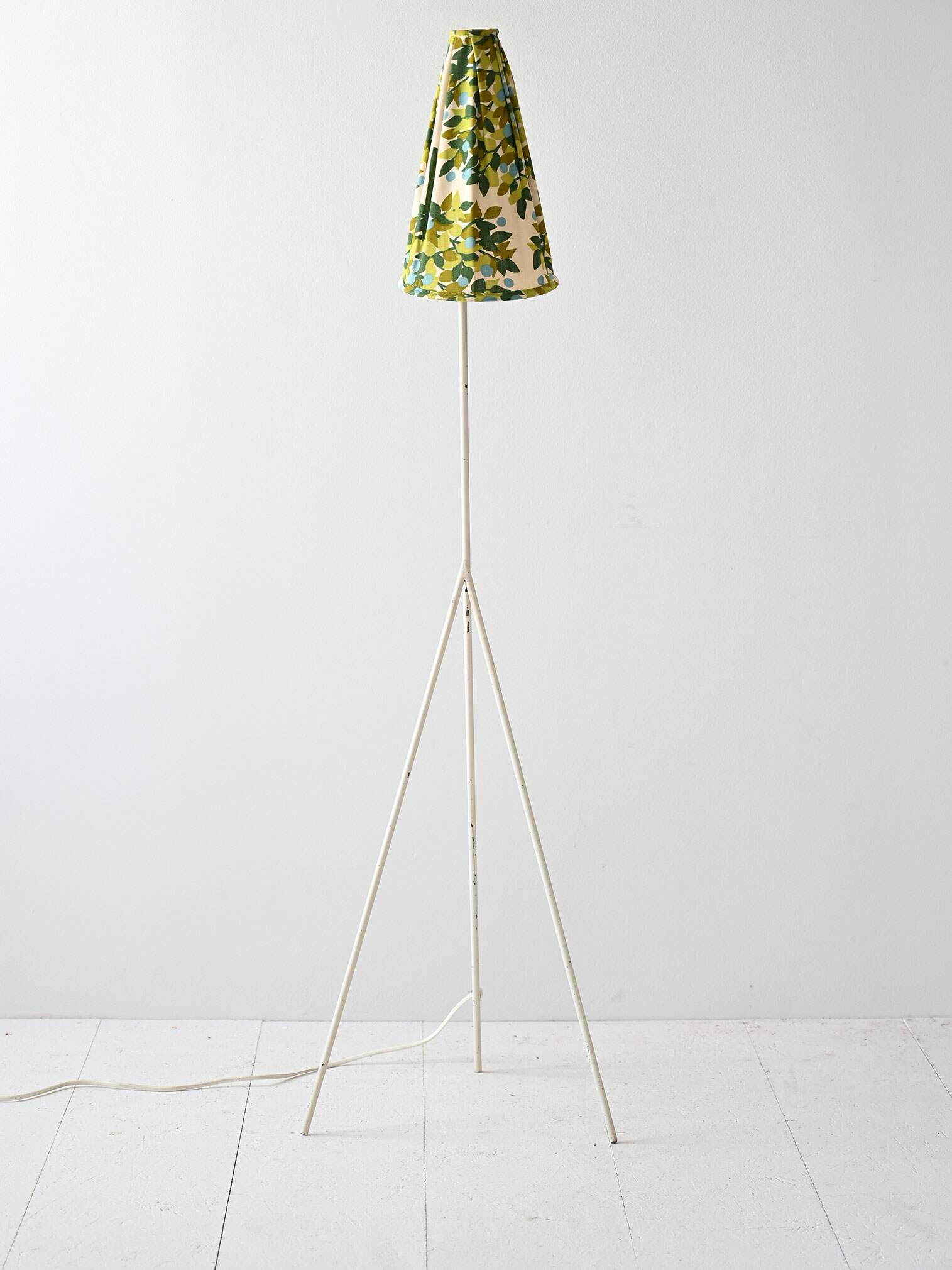 Lampadaire tripode vintage en métal blanc