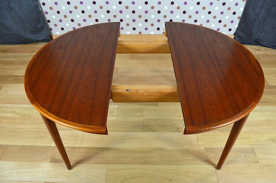 Scandinavian design round table in teak 1960