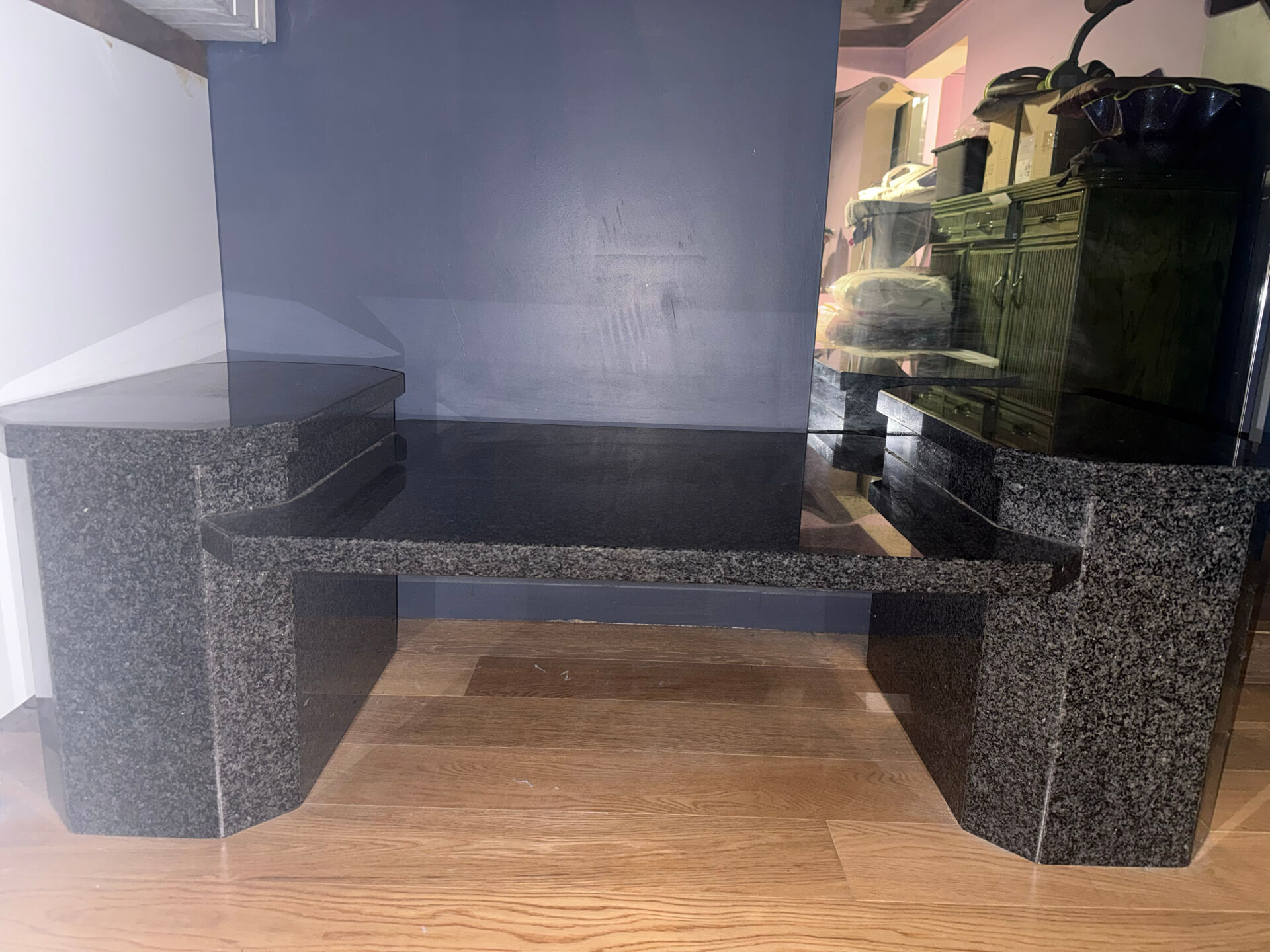 Table basse en granit massif – Style postmoderne, années