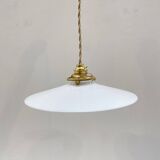 Paire de suspensions en opaline blanche