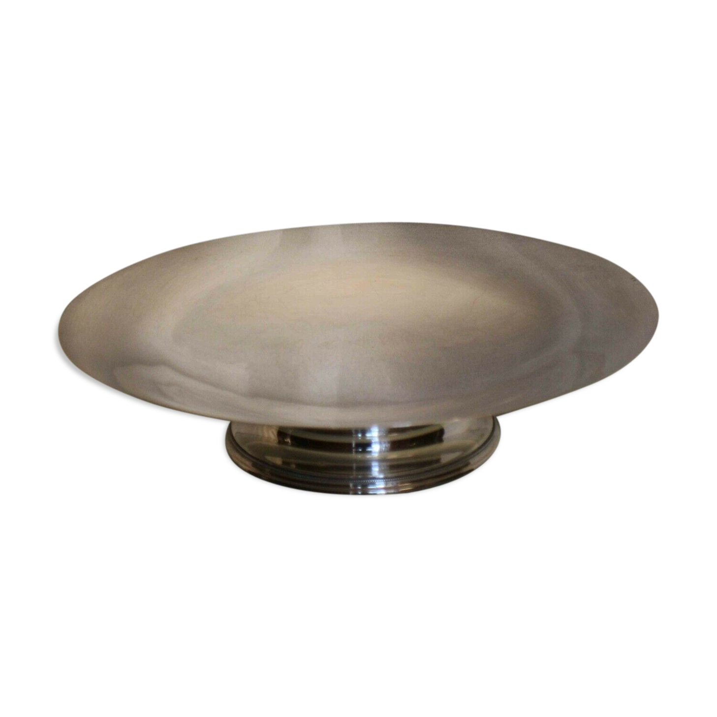 Large flat circular cut on silver metal pedestal