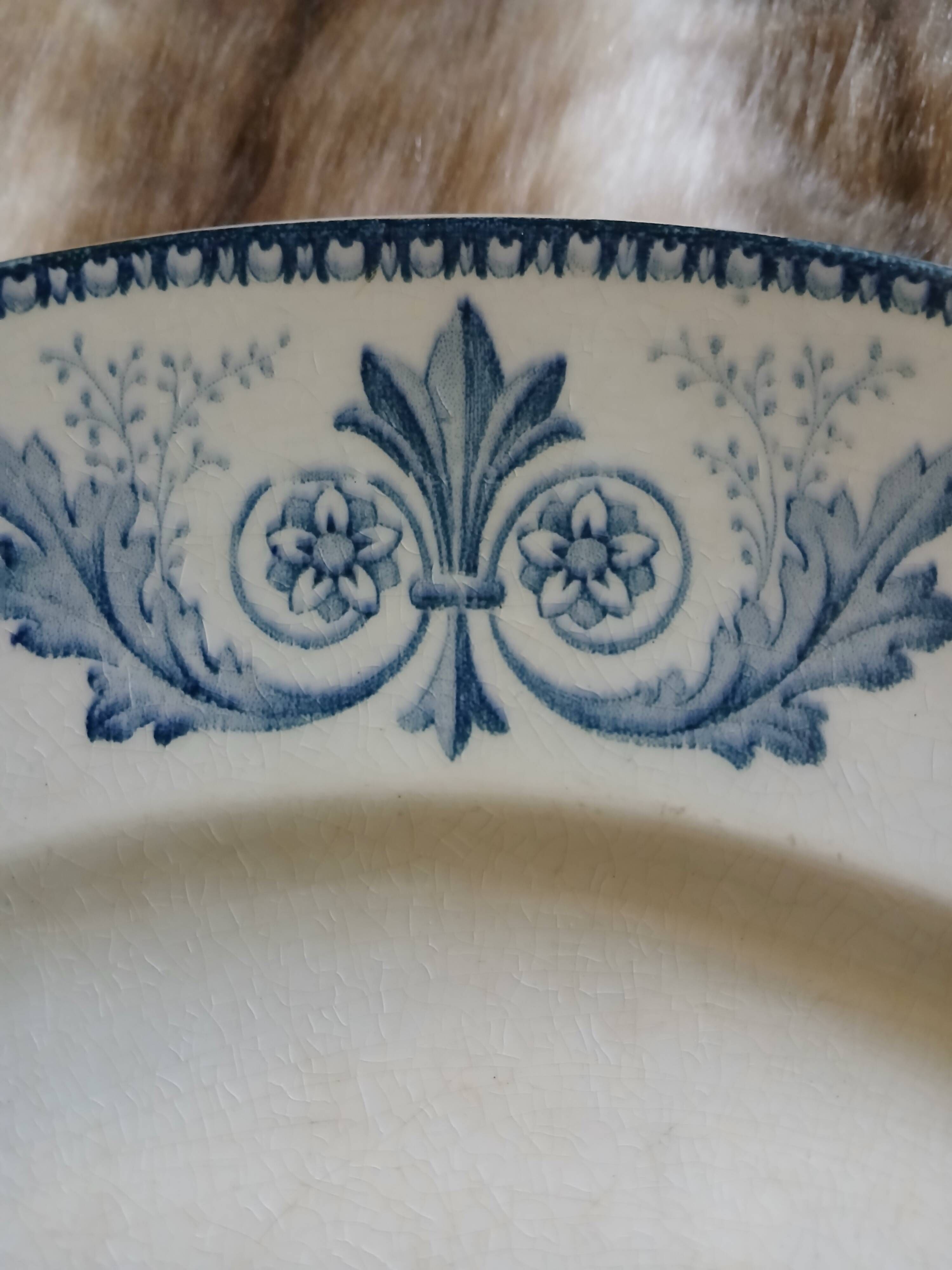 Plat ancien en terre de fer