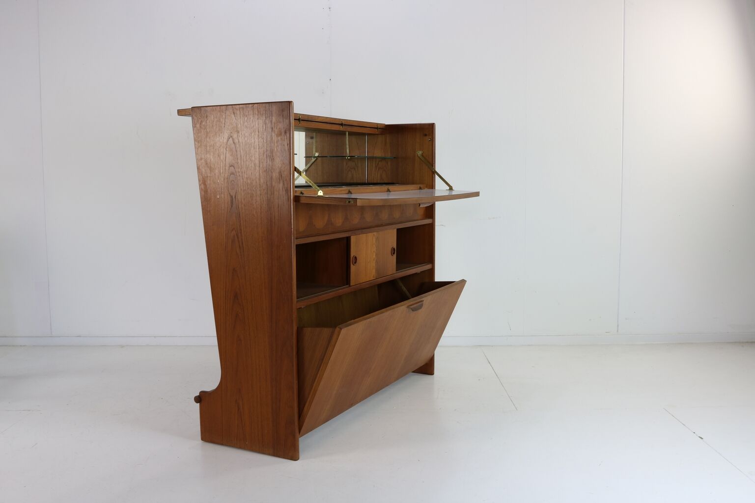 Vintage danish design cocktail bar in teakwood by Johannes Andersen