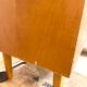 Coiffeuse basse vintage en bois blond – meuble moderniste années 50/60