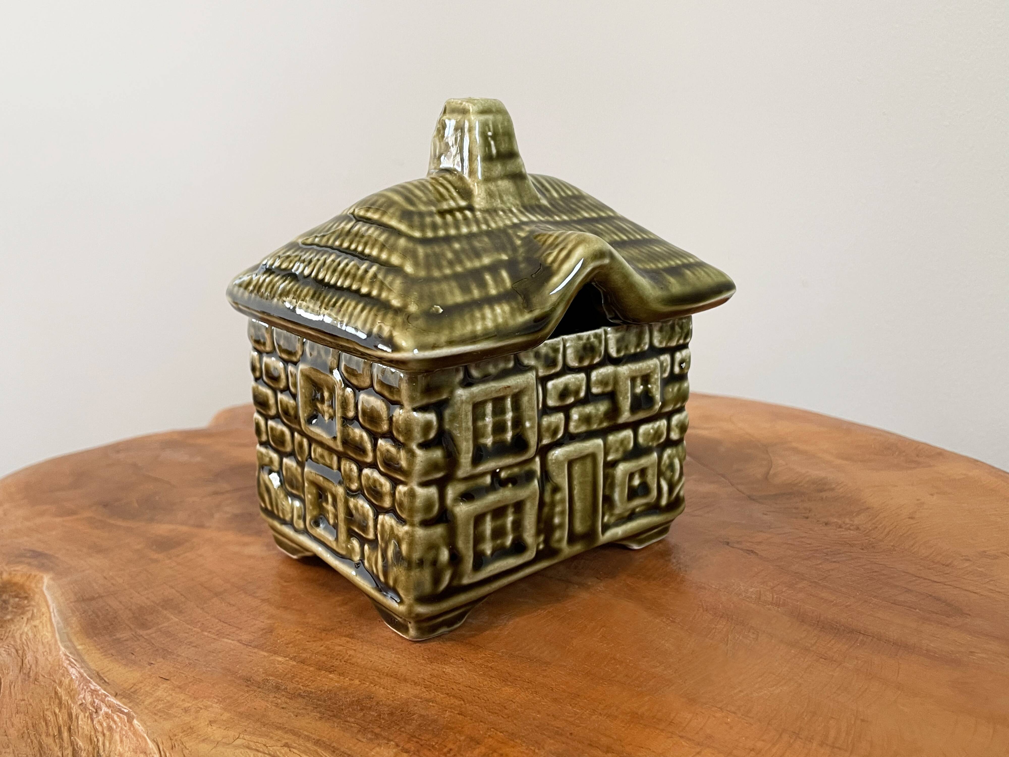 Pot Devonway en forme de maison de cottage pot de miel / sucre Majolica, vaisselle britannique fabriquée en Angleterre