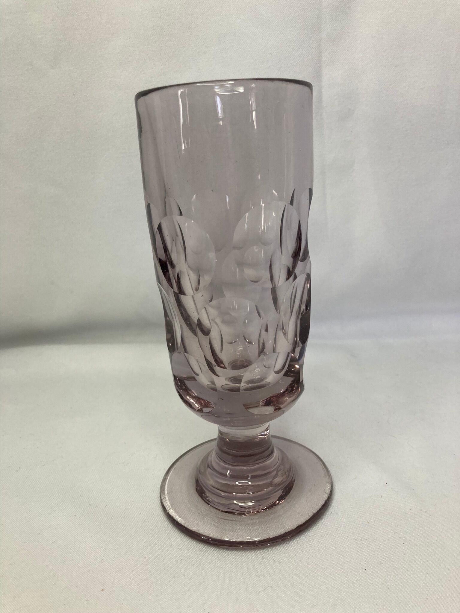 Vase verre en cristal taillé mauve vers 1900