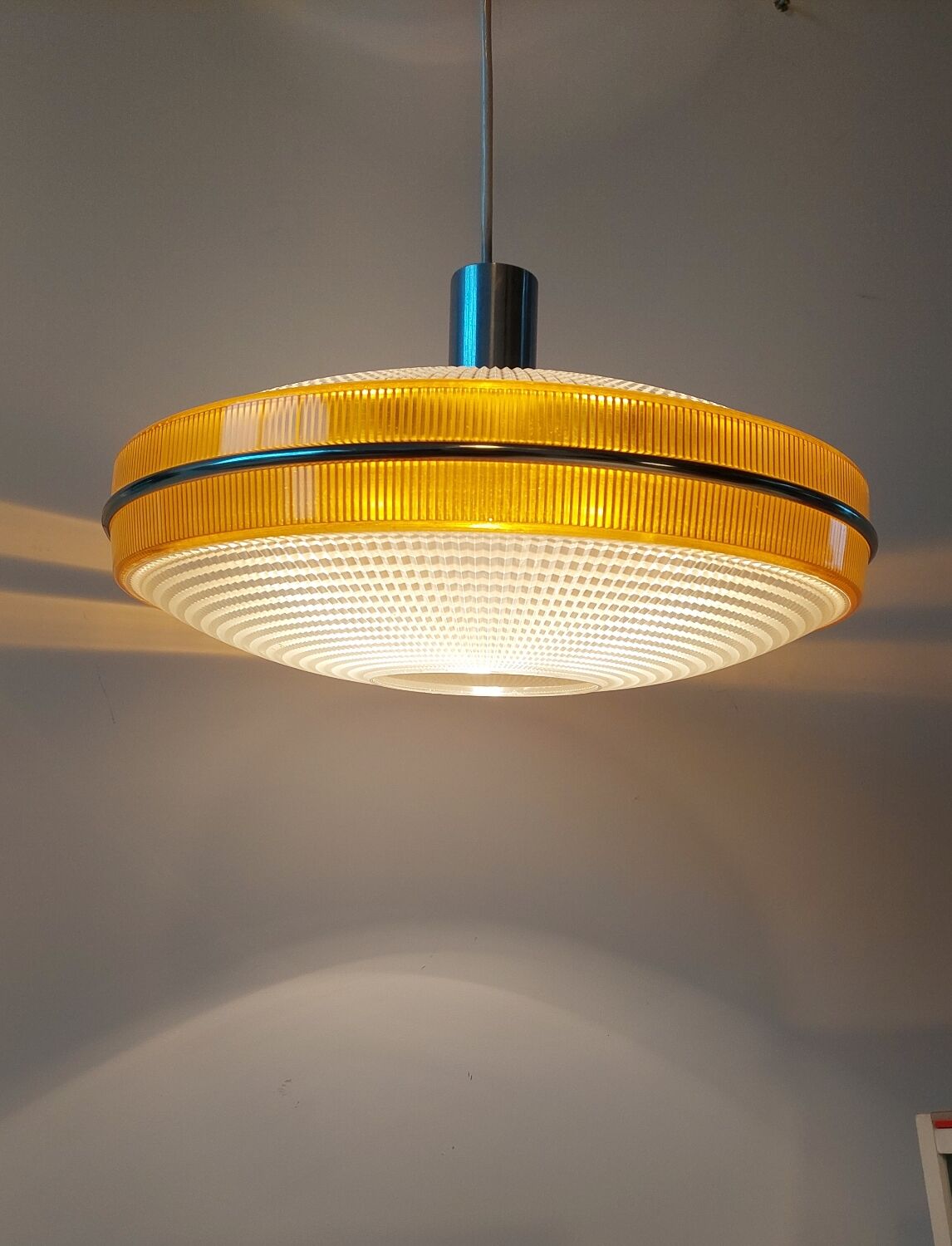 Suspension UFO space age around 1970