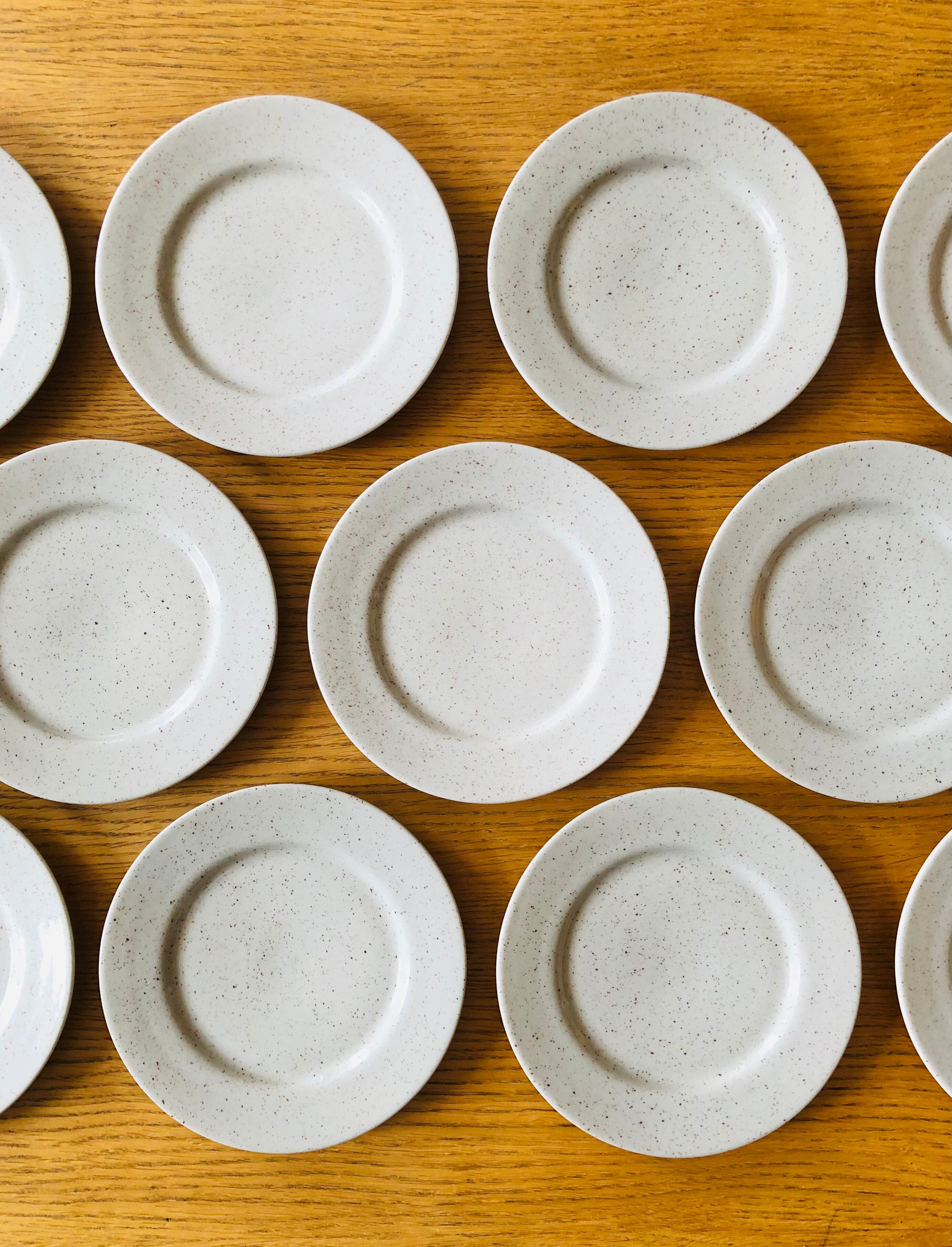 11 Assiettes à dessert en grès moucheté vintage