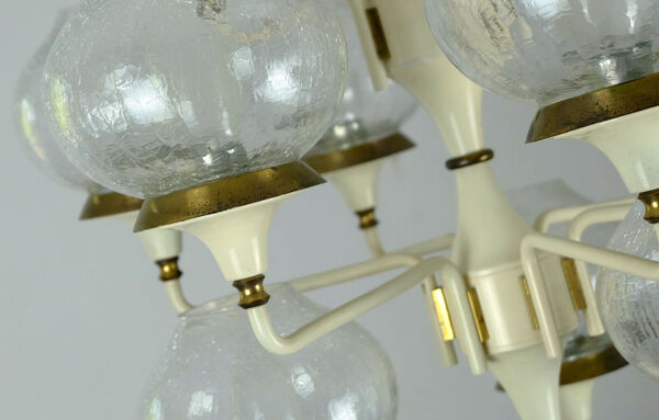 Chandelier en laiton des années 1960 avec 12 abat-jours en verre craquelé.