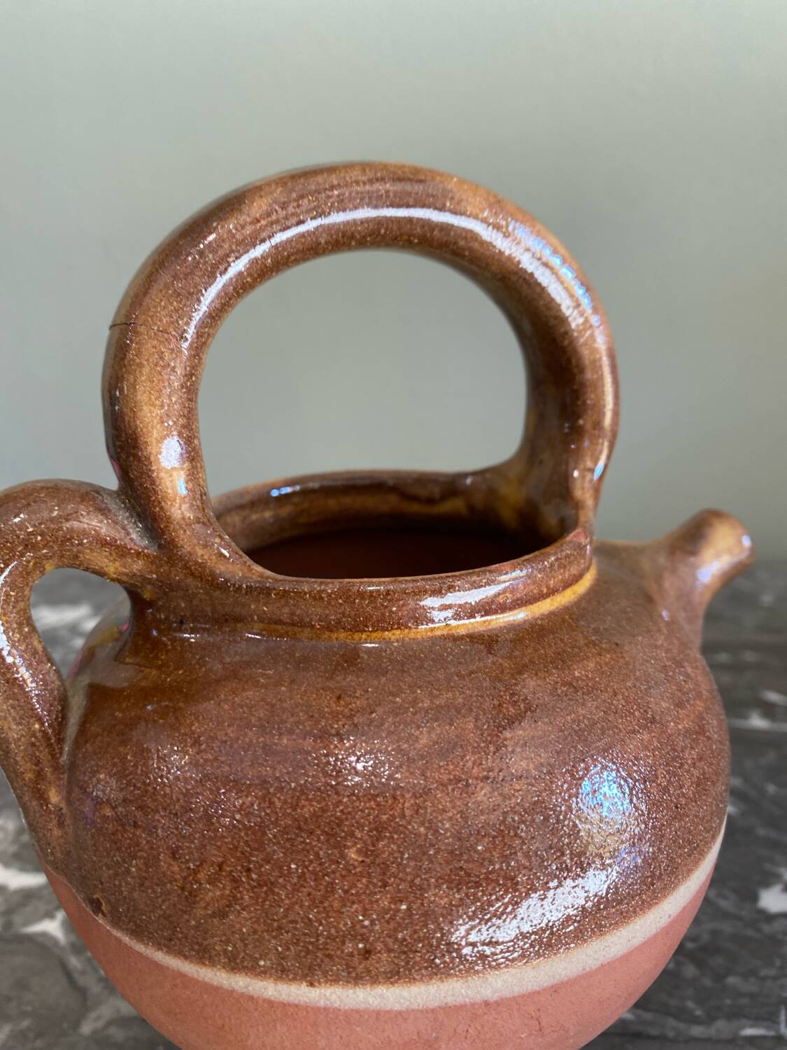 Cruche ancienne en terre cuite vernissée