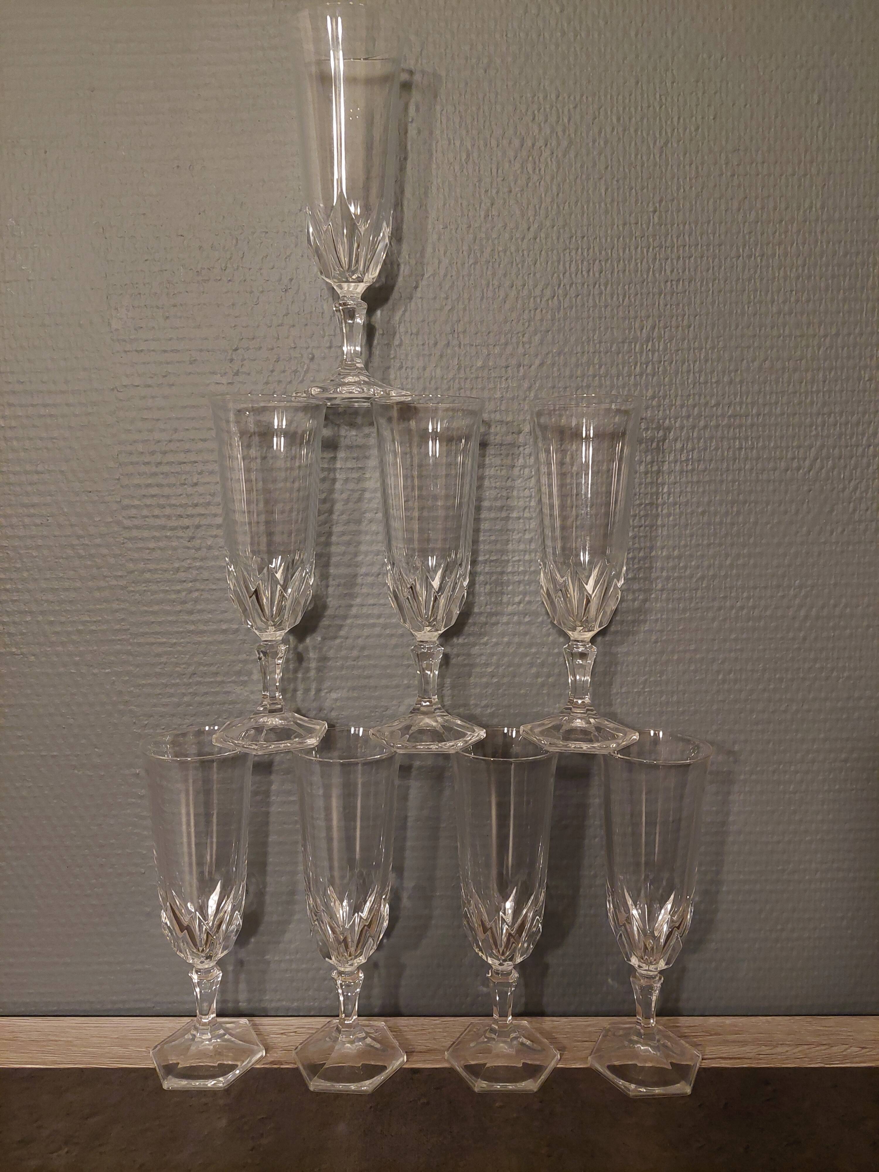 8 flutes in Champagne