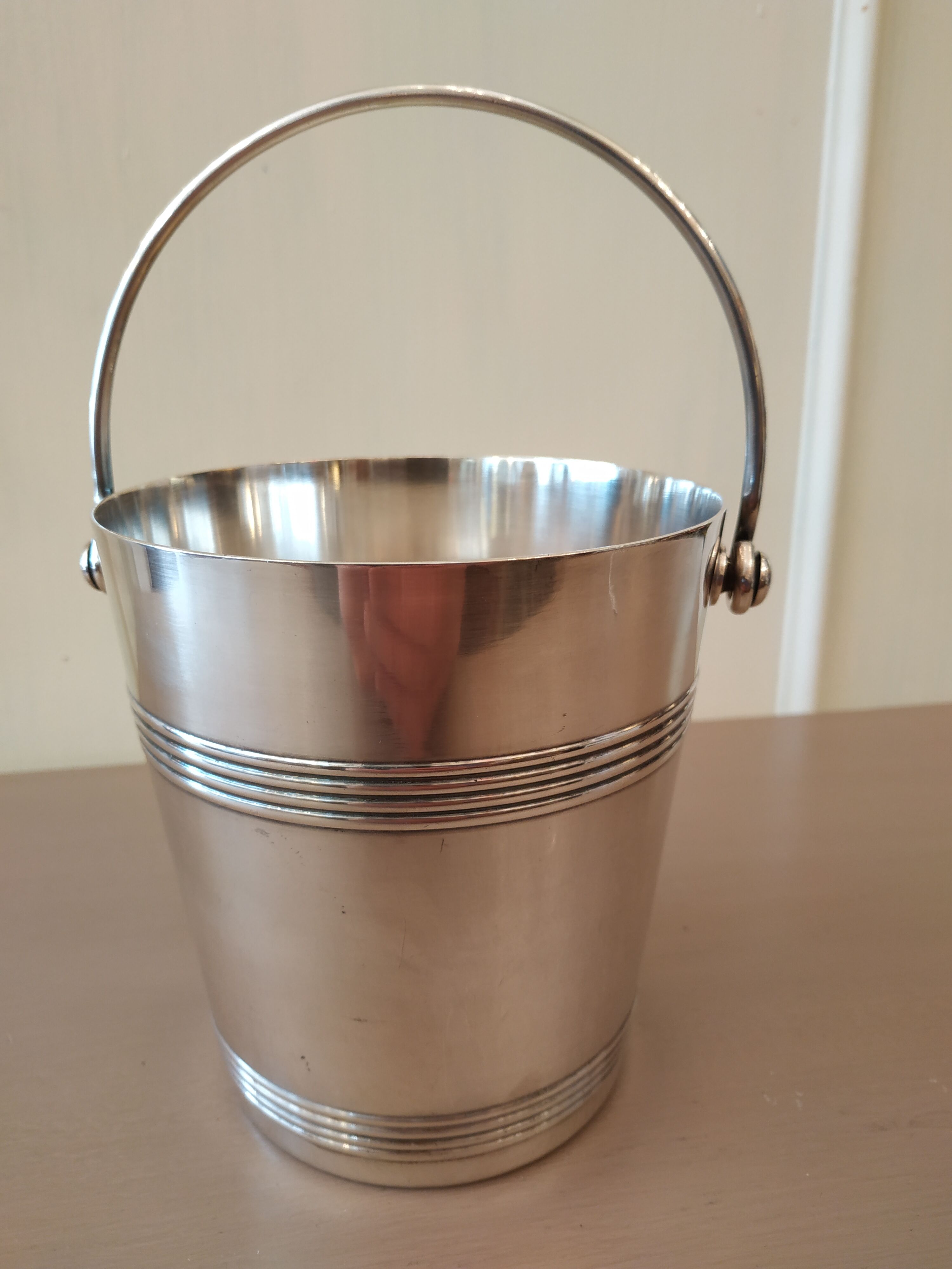 Ice bucket