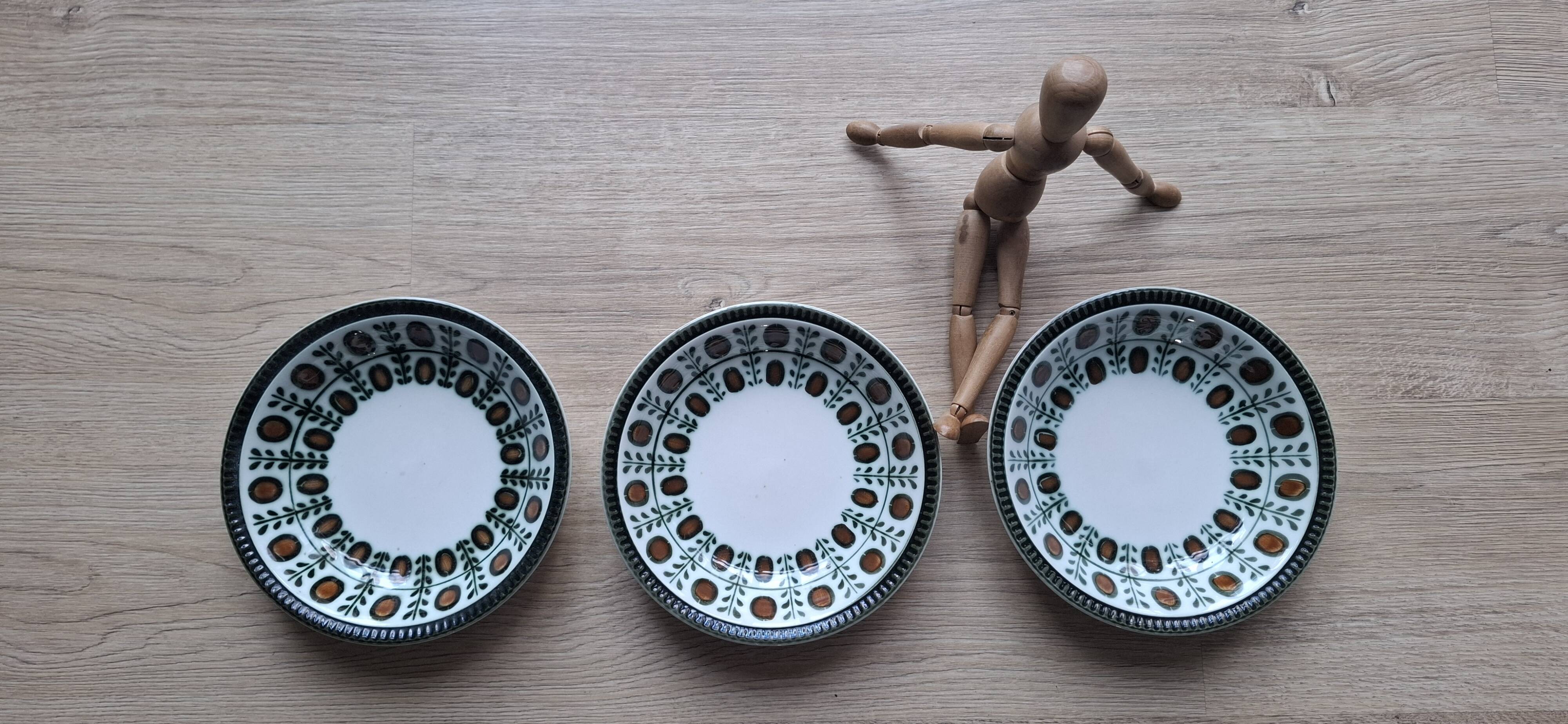 3 assiettes Boch Noix 1966