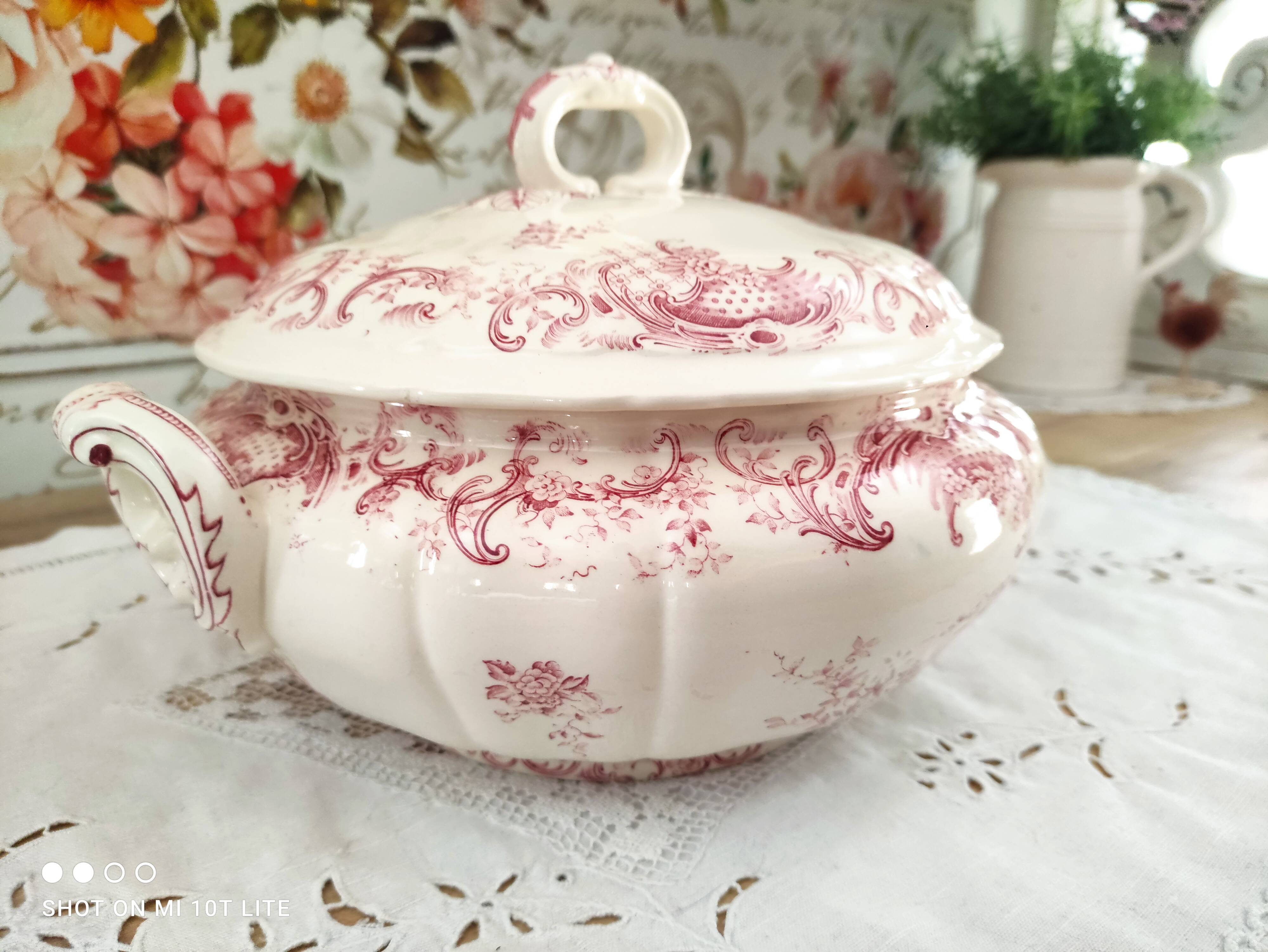 Villeroy & Boch tureen model Valeria red