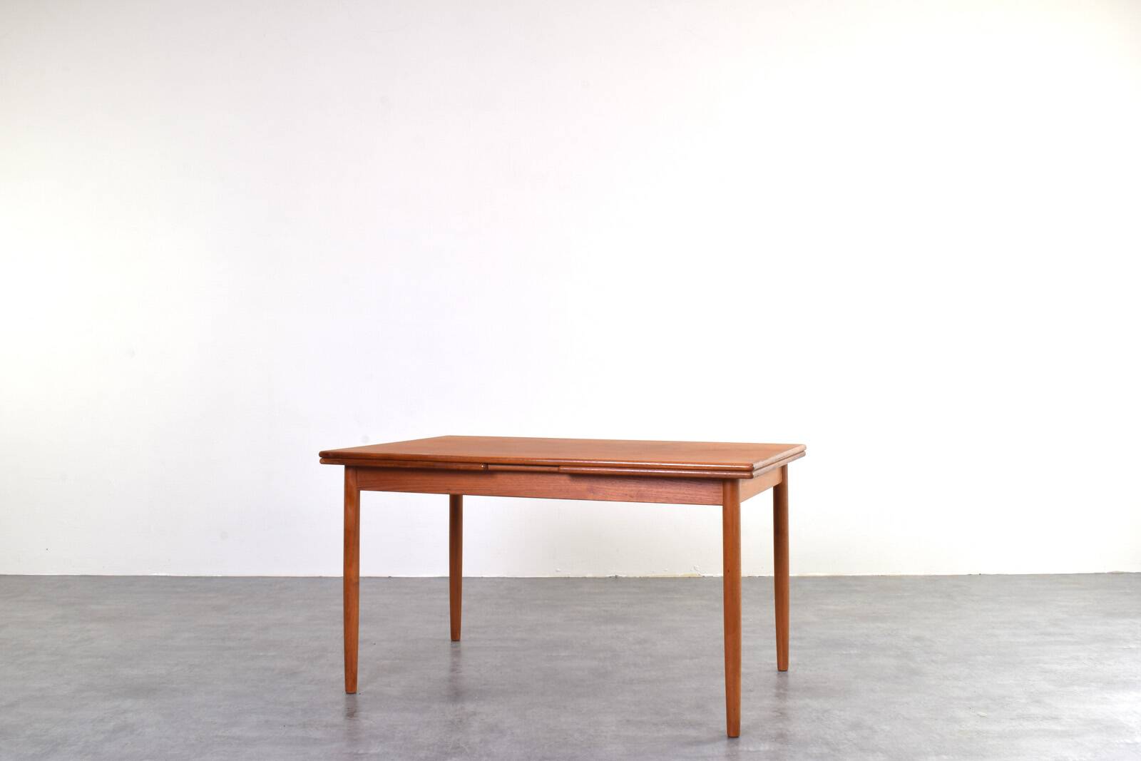 Table à manger extensible en teck danois des années 1960.