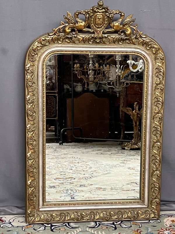 Miroir rococo. Miroir de fausset, cadre doré.