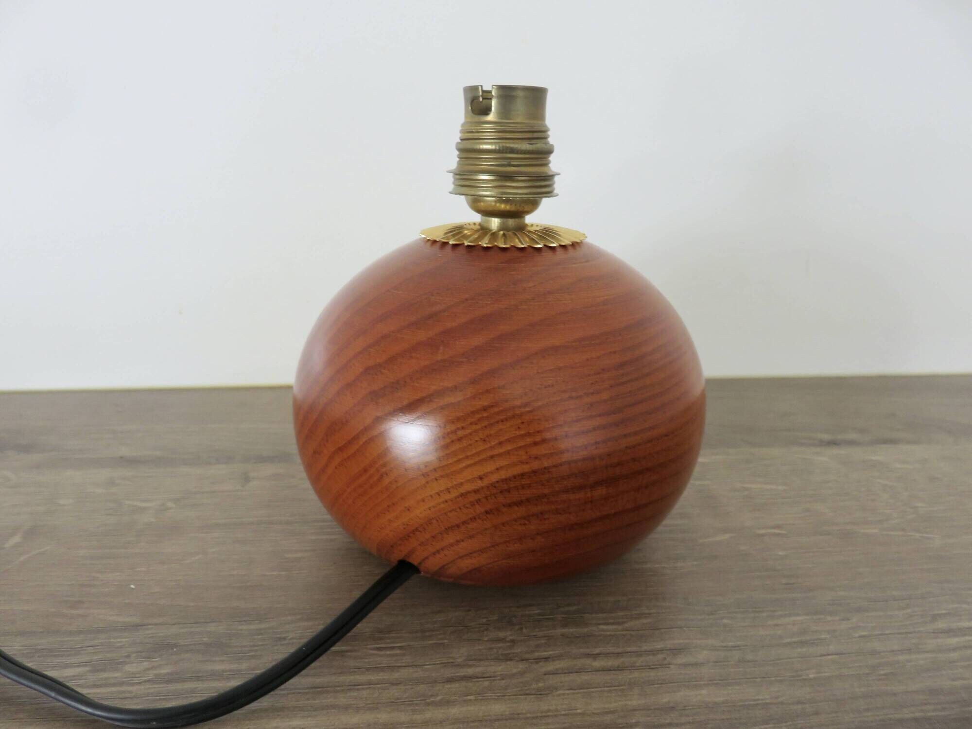 Lampe en bois blond et laiton doré, années 50-60