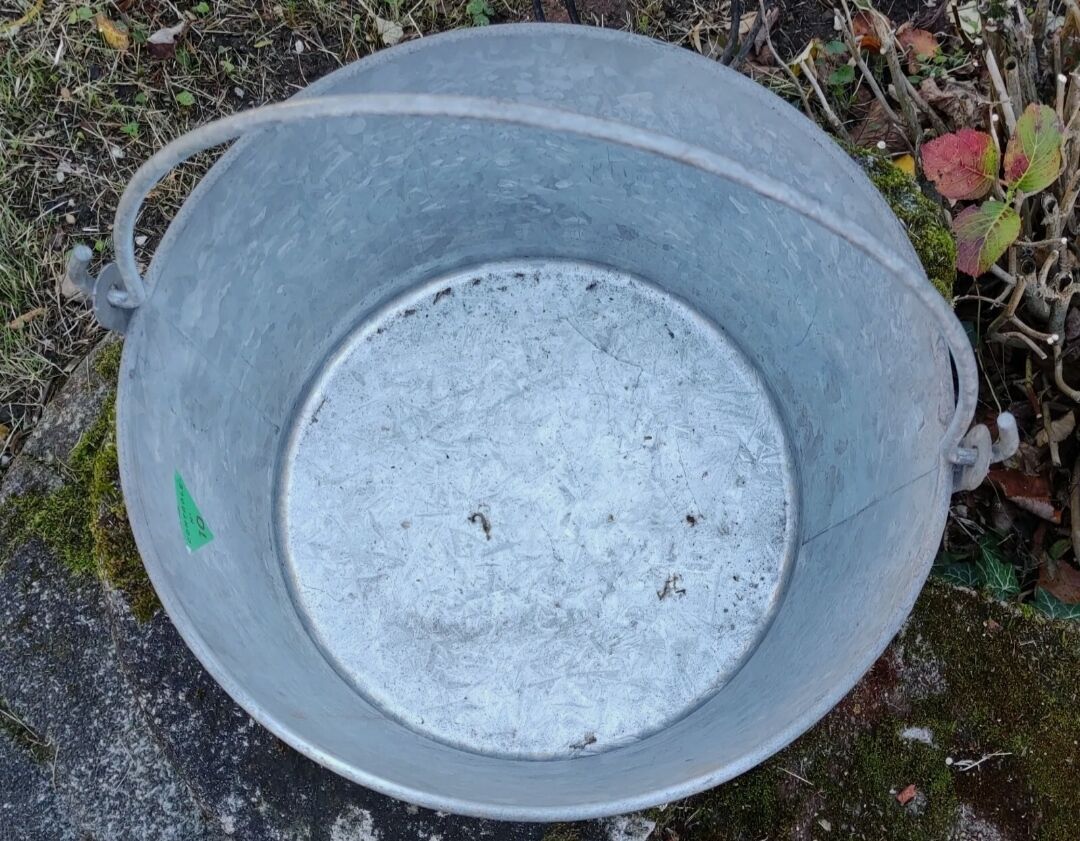 Old galvanized steel basin/vintage garden