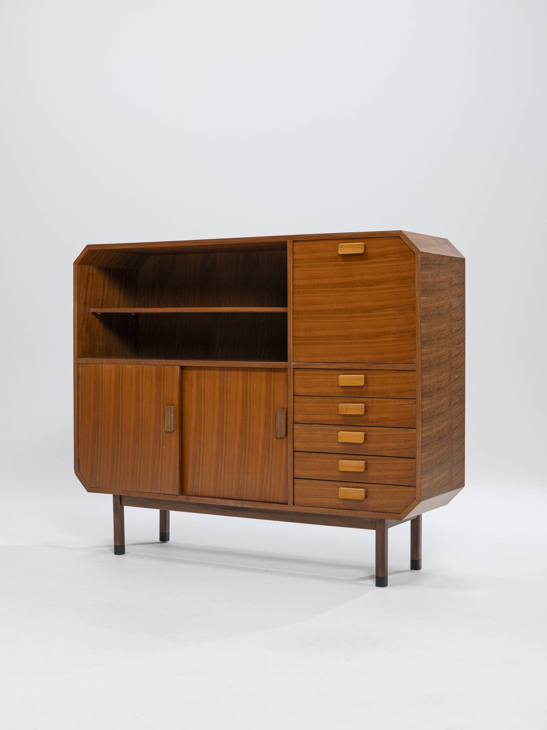 Buffet haut en teck, Italie, années 1960