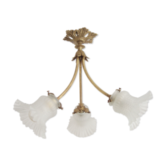 Lustre style victorien à trois bras avec tulipes en verre