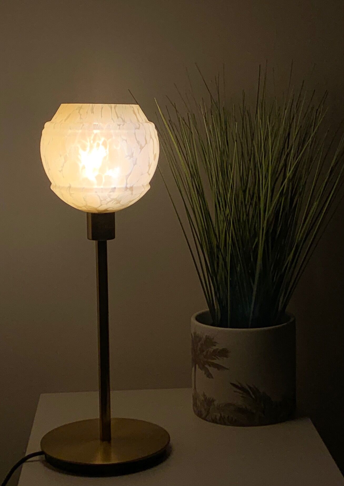 Table lamp with an antique vintage glass lampshade, between gold and camel, with a golden foot
