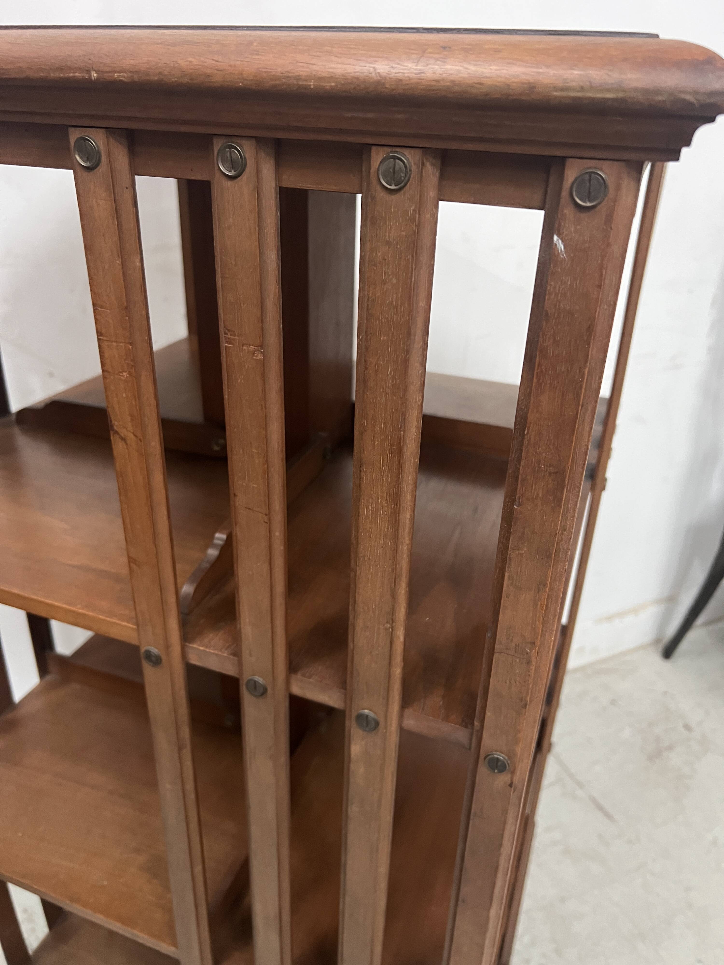 Rotating library in solid walnut, 20th century.