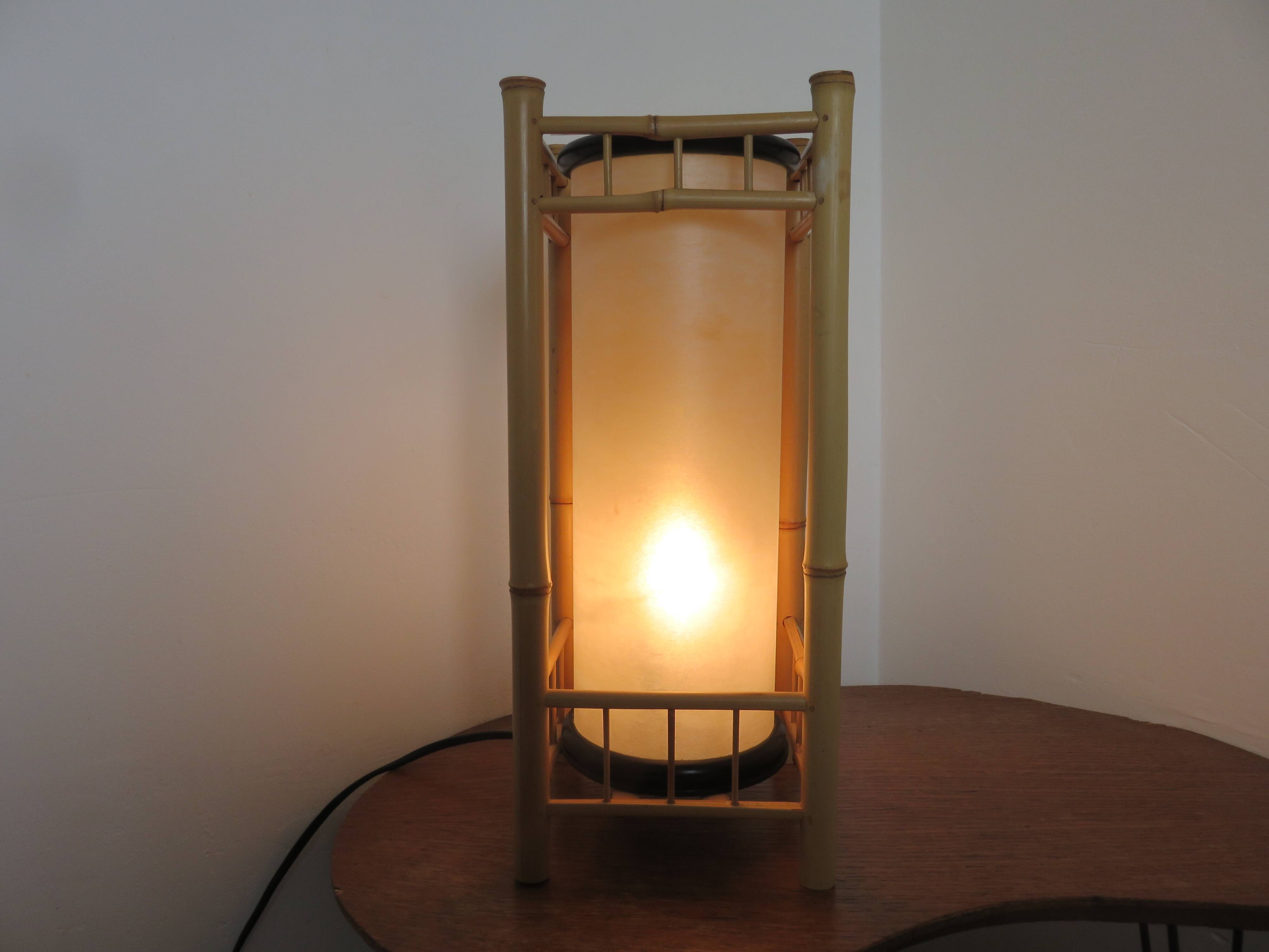 Grande lampe en bambou abat jour tubulaire années 70 80