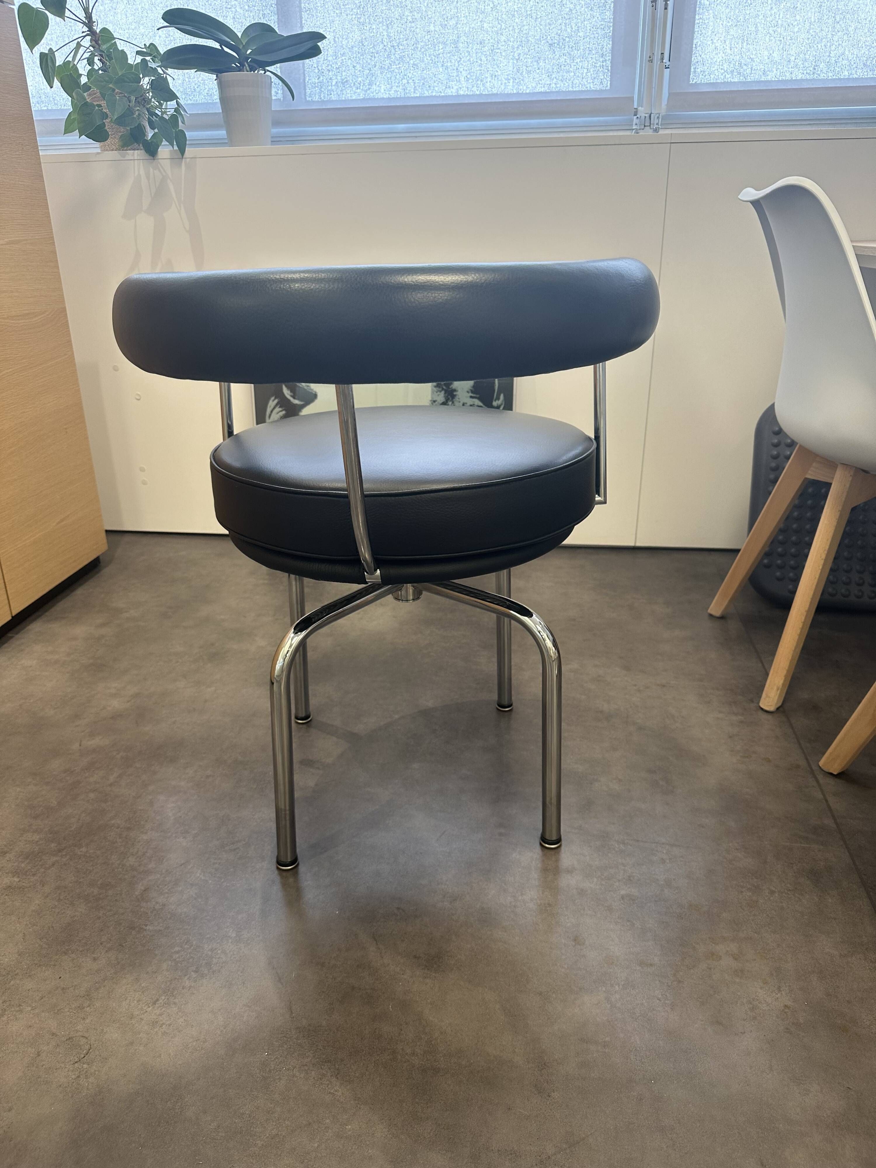 LC7 Swivel Armchair in black leather by Charlotte Perriand for Cassina