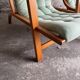 Ensemble de 2 fauteuils lounge vintage vert menthe rembourrés avec cadres en bois couleur miel