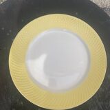 Deux plats en faience un creux et un plat a gateaux blanc et bordure jaune