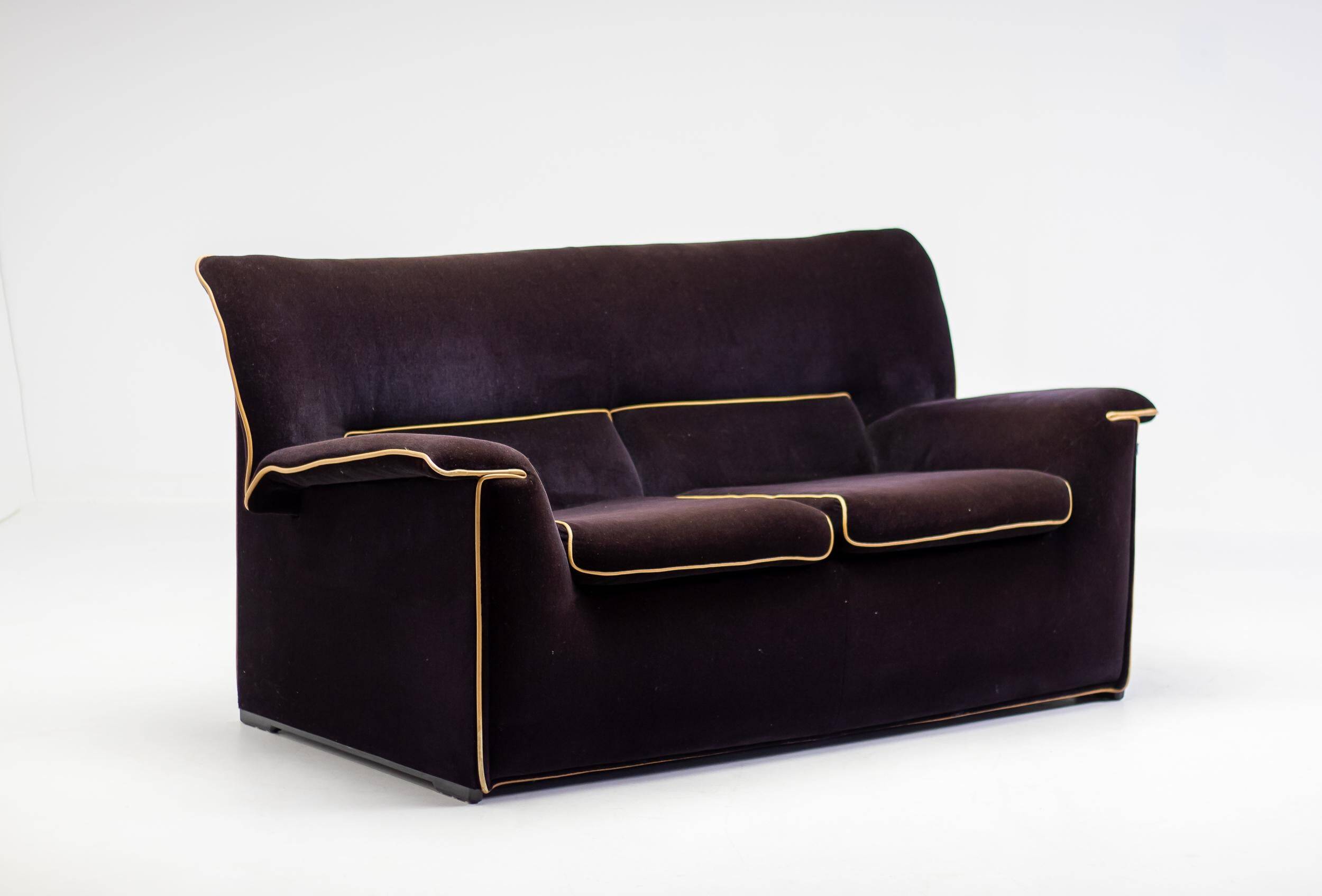 Lauriana sofa in velvet by Afra & Tobia Scarpa