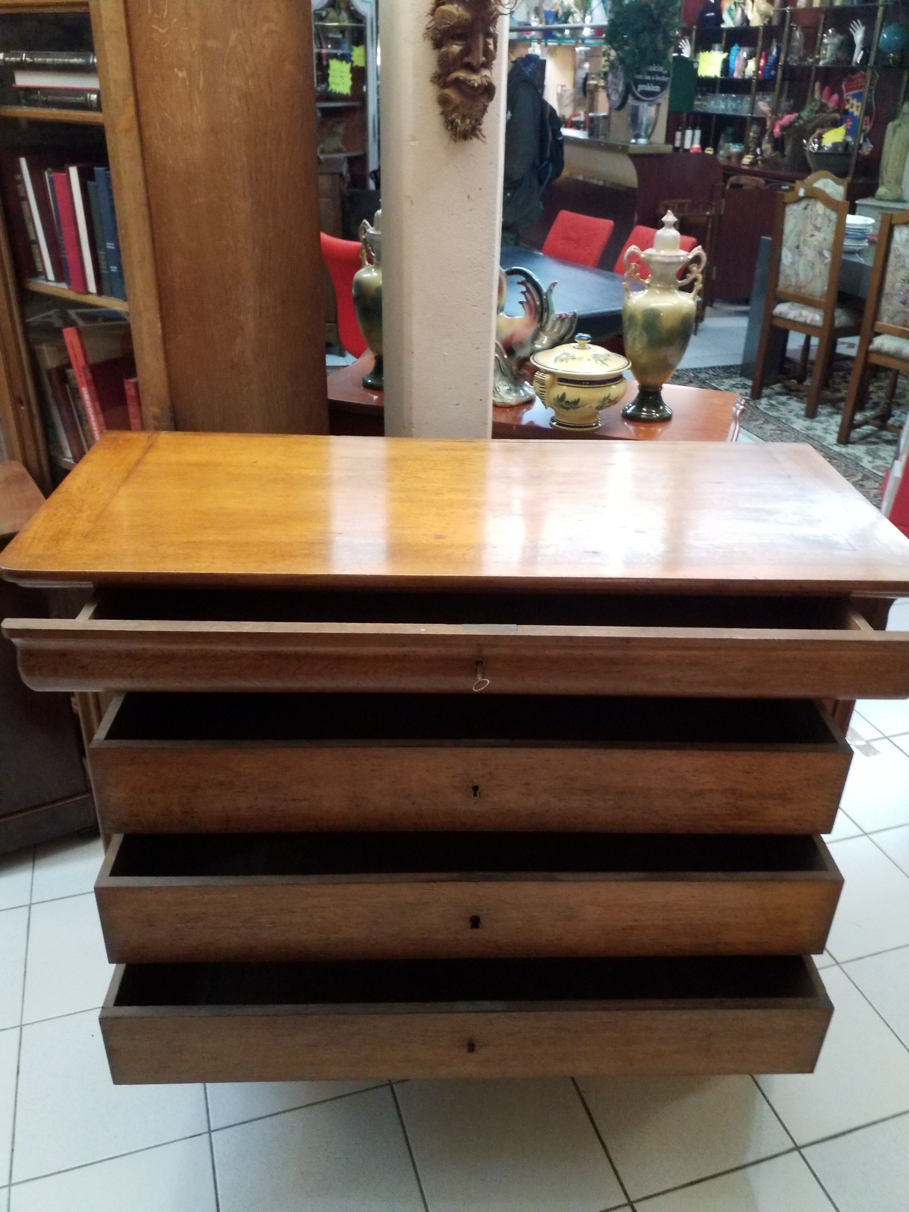 Oak chest of drawers