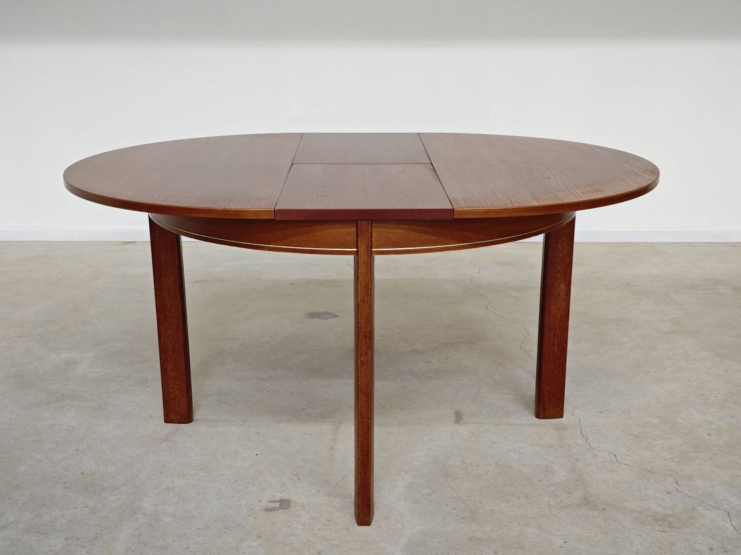 Extendable table with integrated Scandinavian style Self