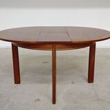 Extendable table with integrated Scandinavian style Self
