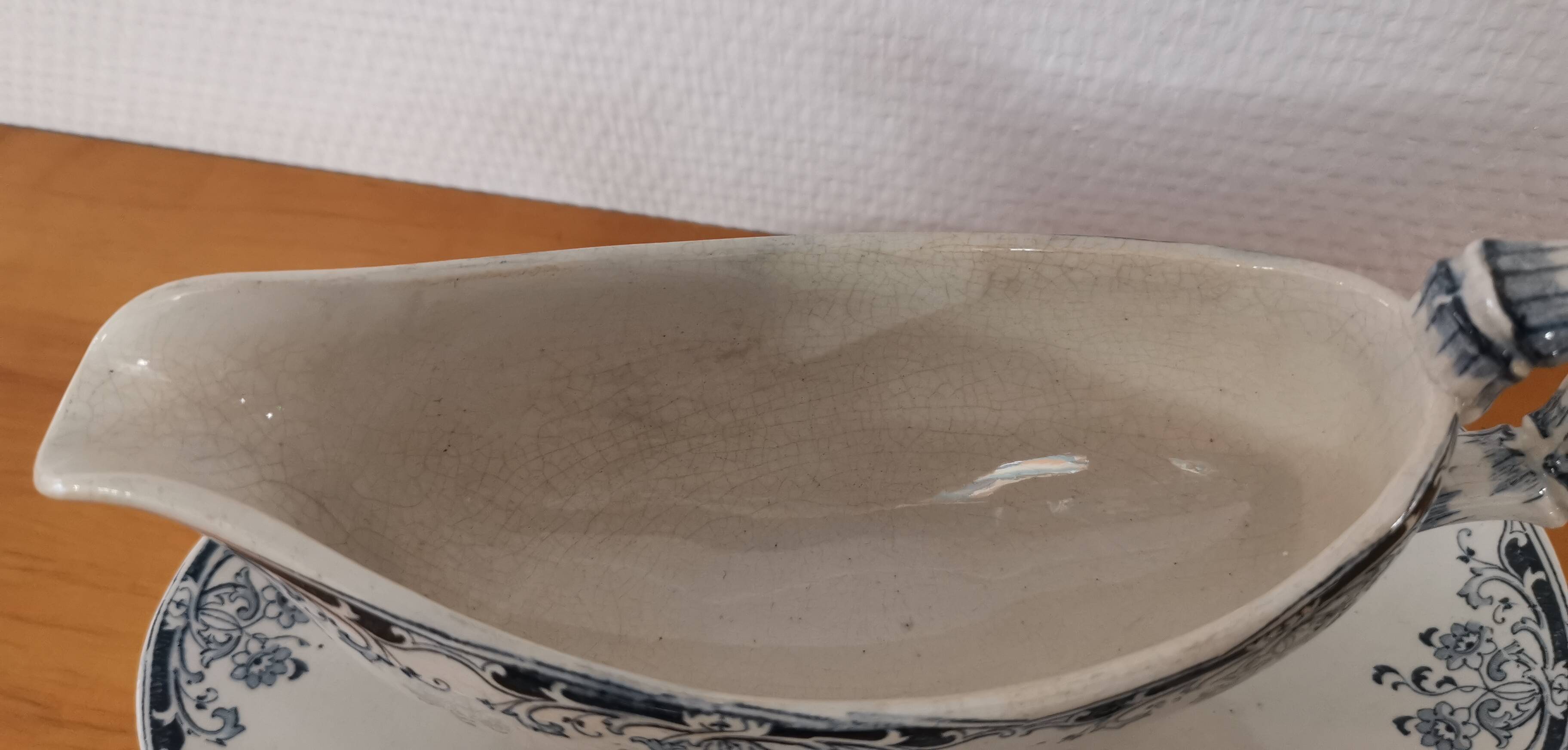 Gravy boat on foot in blue/green iron clay model "Mignon", H & Cie Sarreguemines