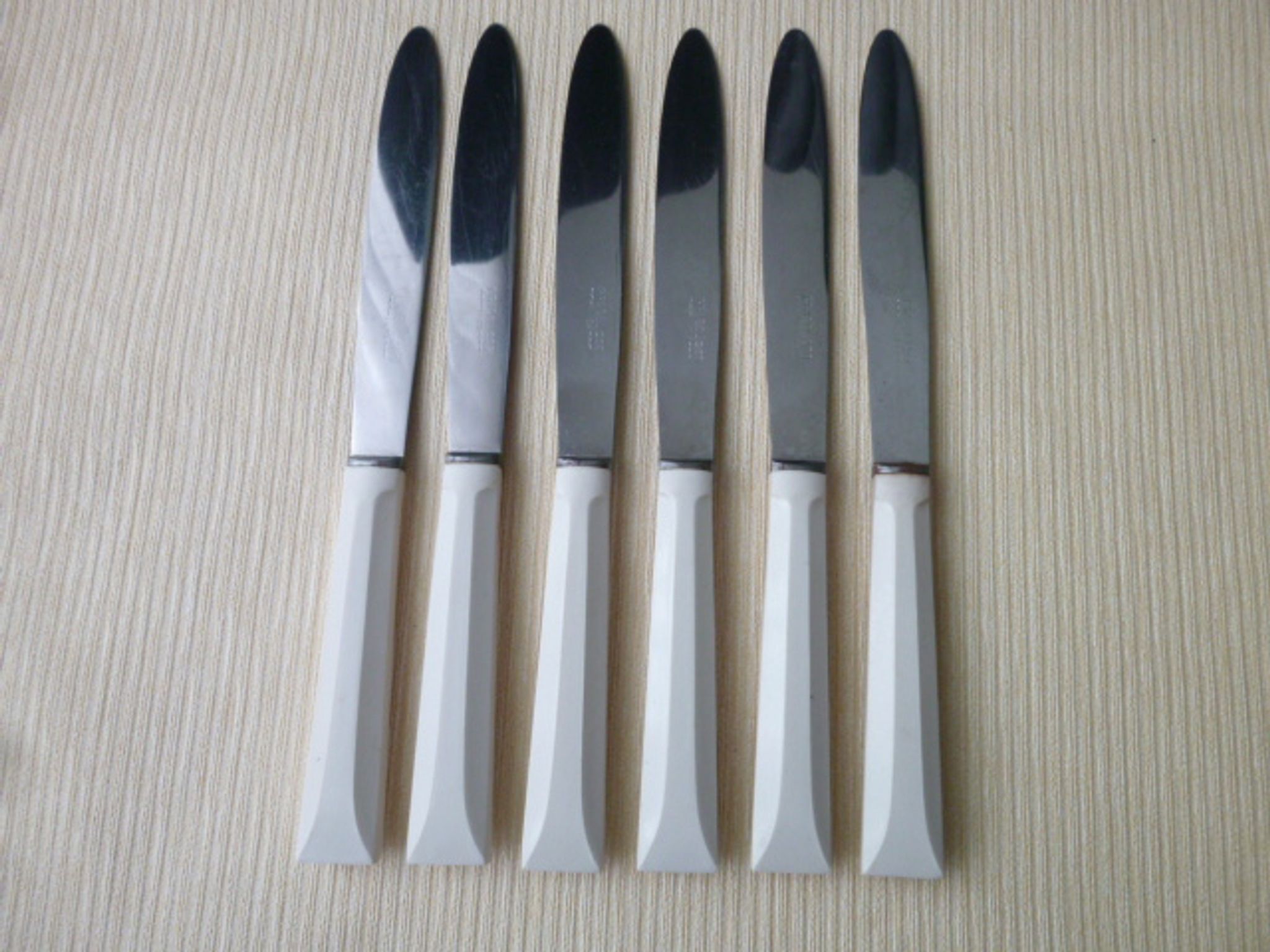 Set de 6 couteaux de table vintage Pradel 255 Inox et bakélite blanche