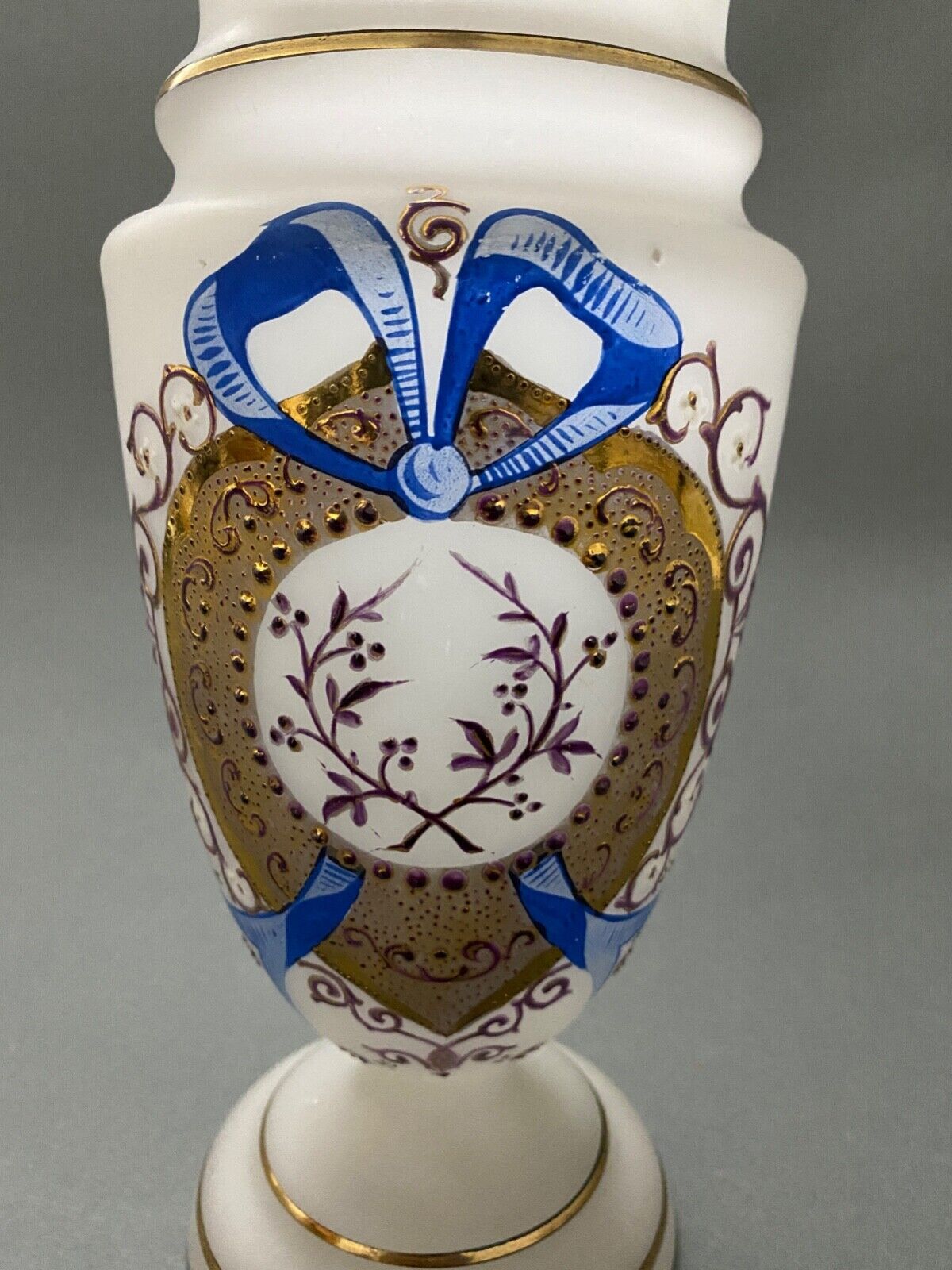 Vase en opaline decor emaille Louis XVI fin XIXe
