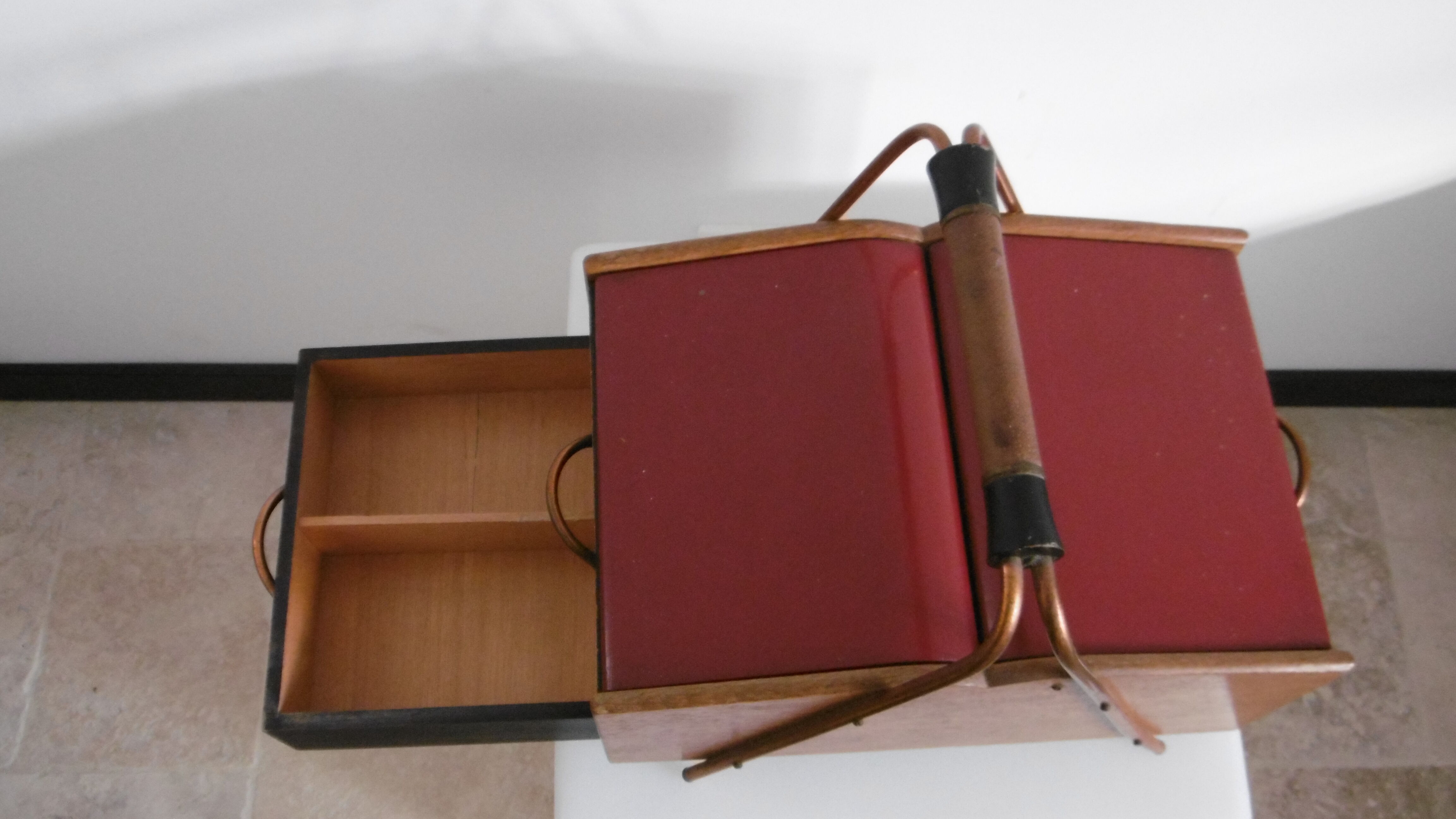 Two-color wood seamstress