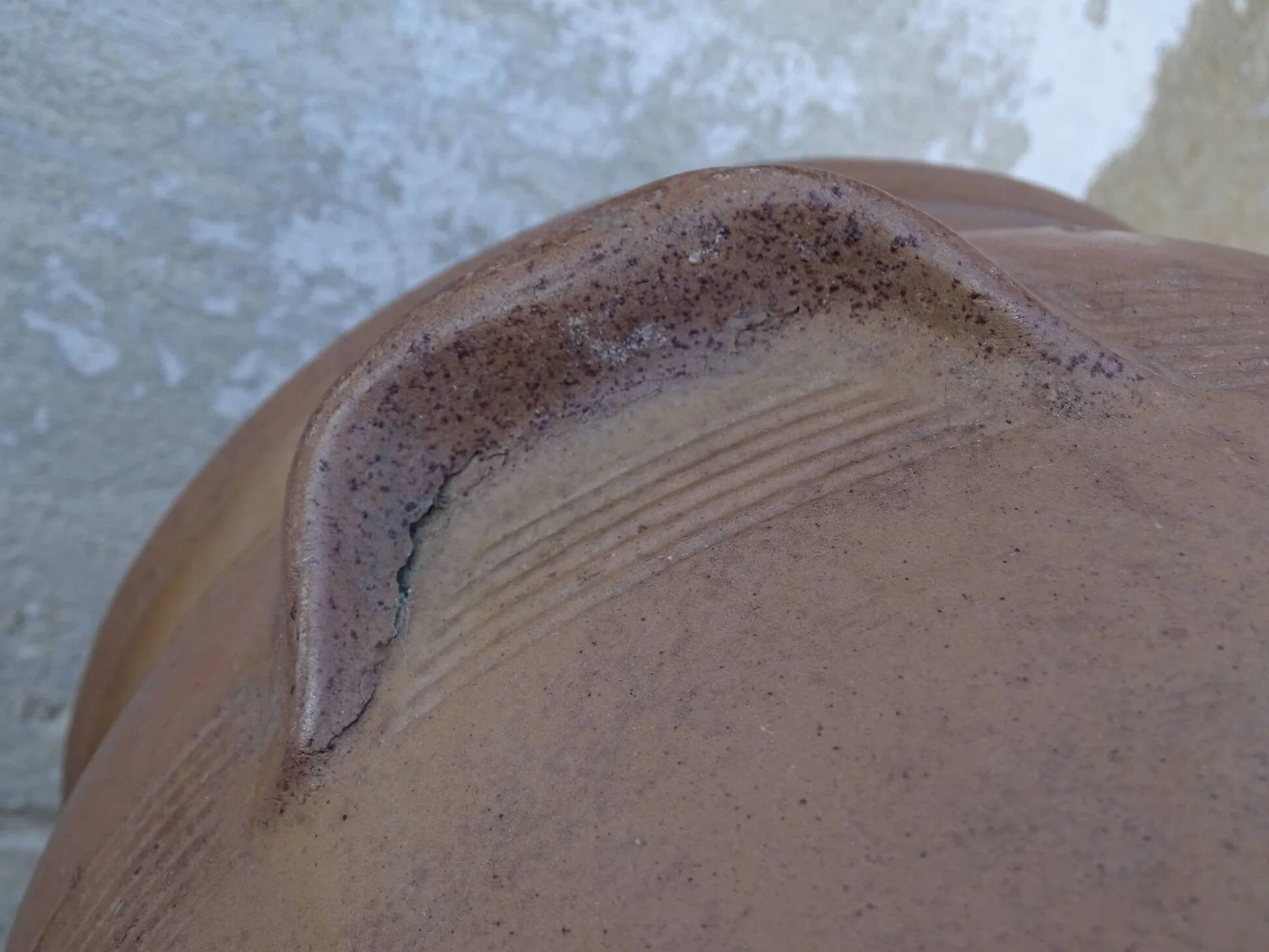 Grand pot à confit ancien en faïence française à glaçure brune salée