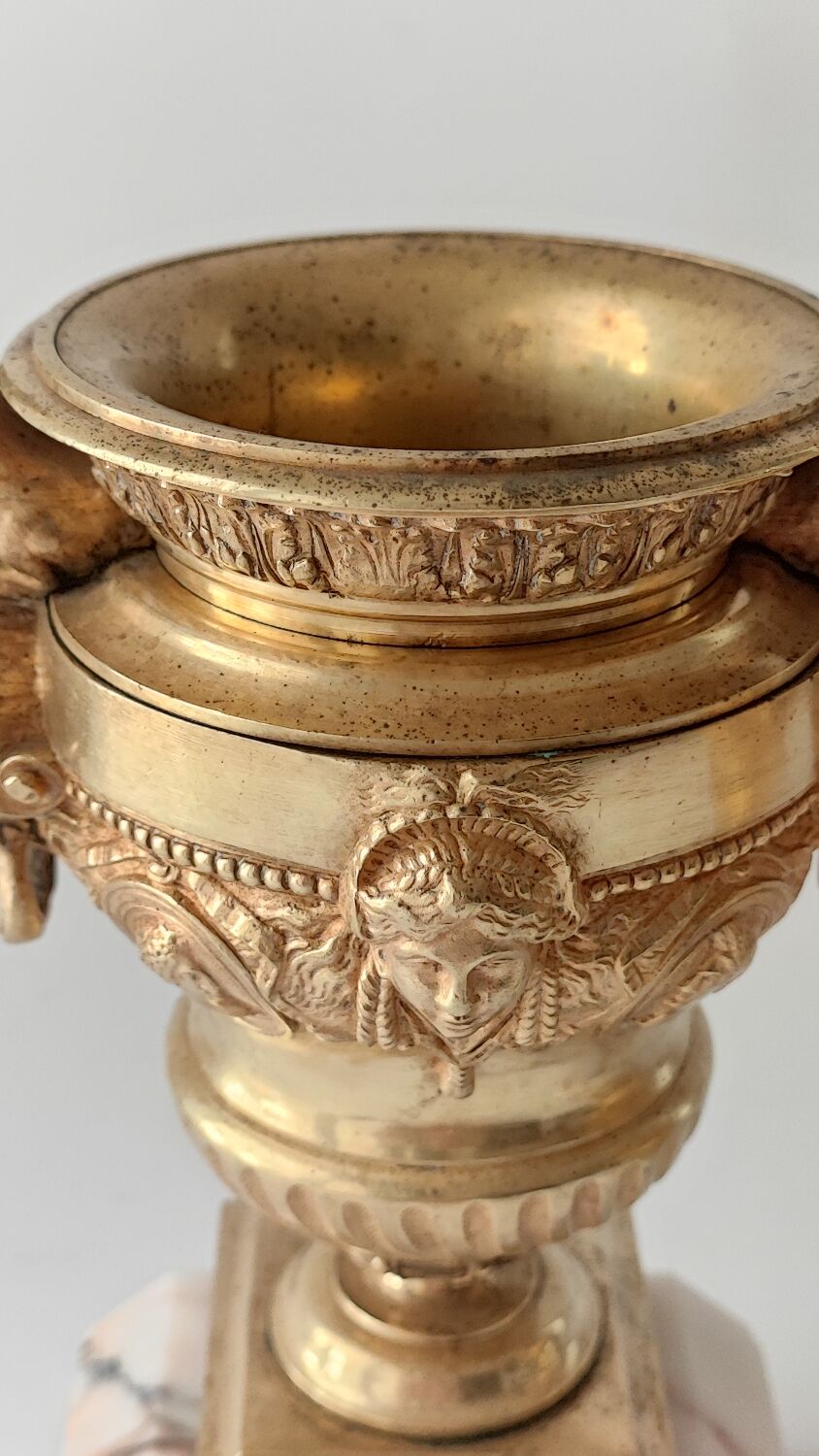 Paire de vases en bronze