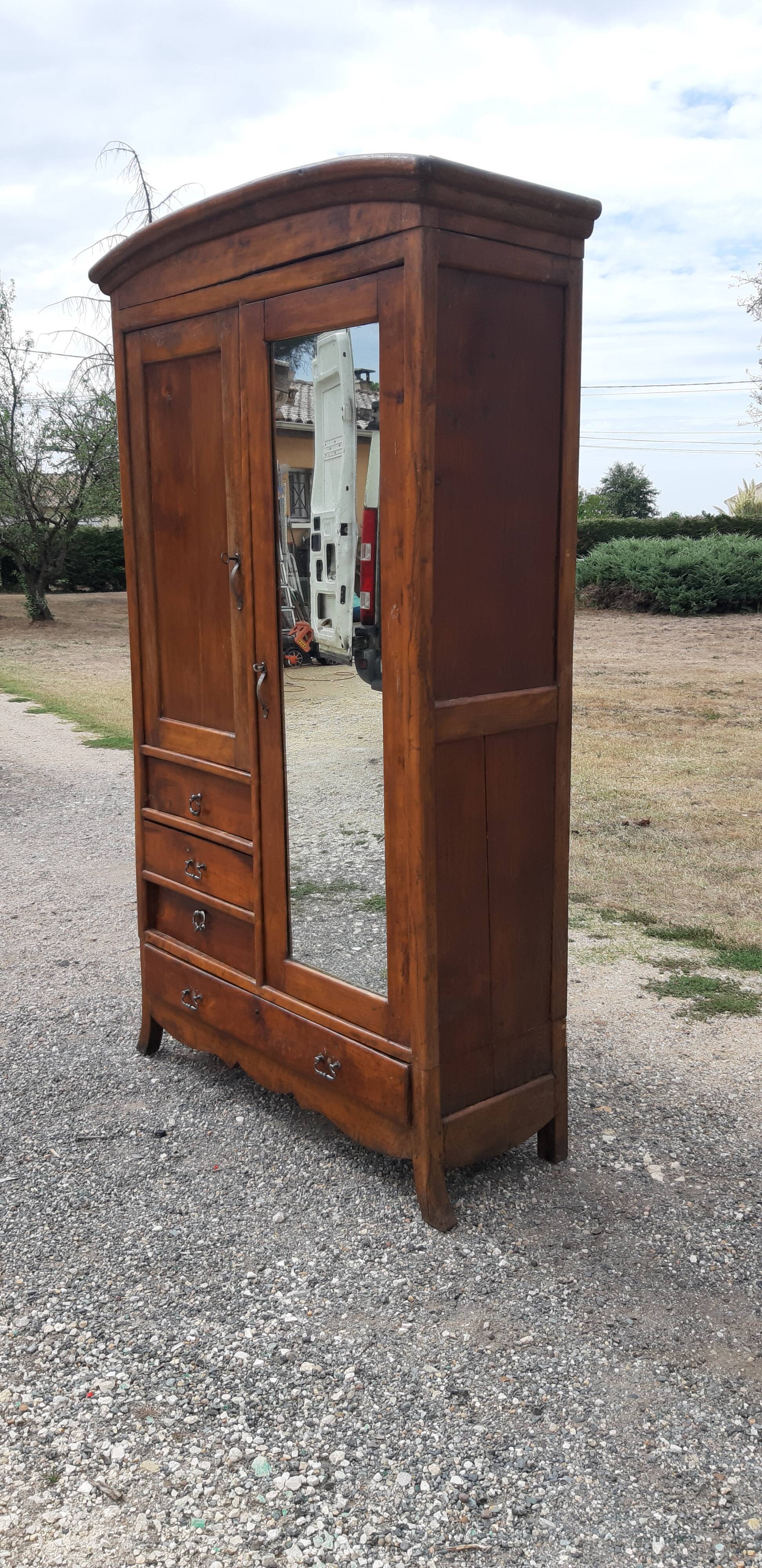 Béarnaise wardrobe in walnut 19th