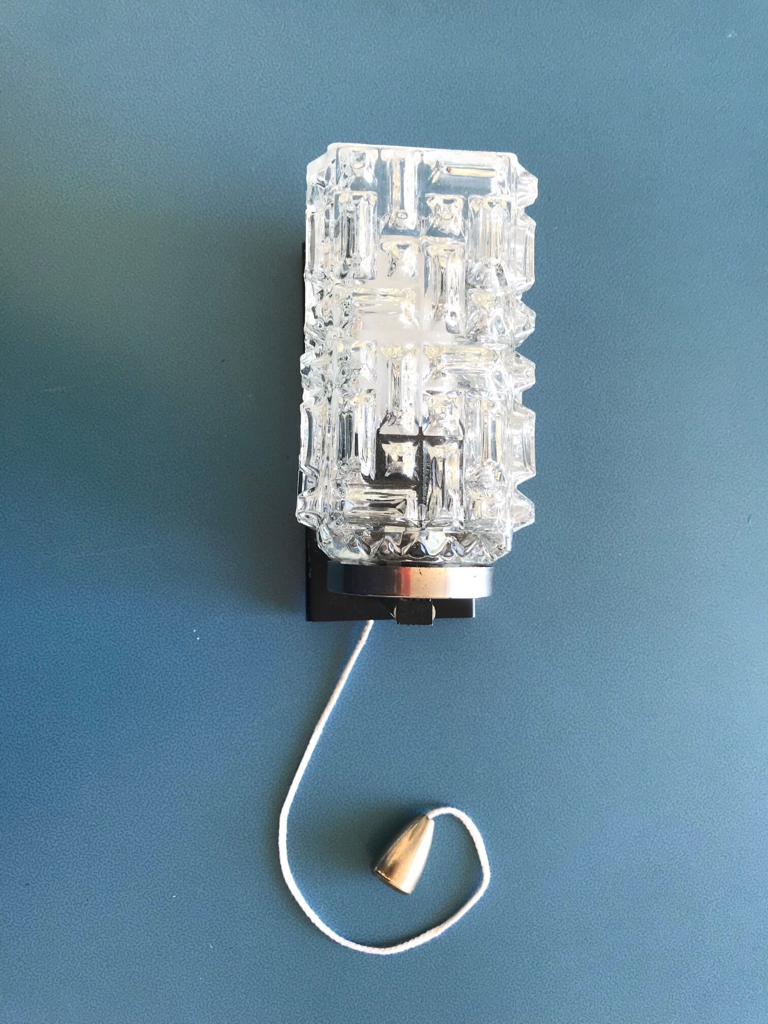 Rectangular wall lamp in molded glass
