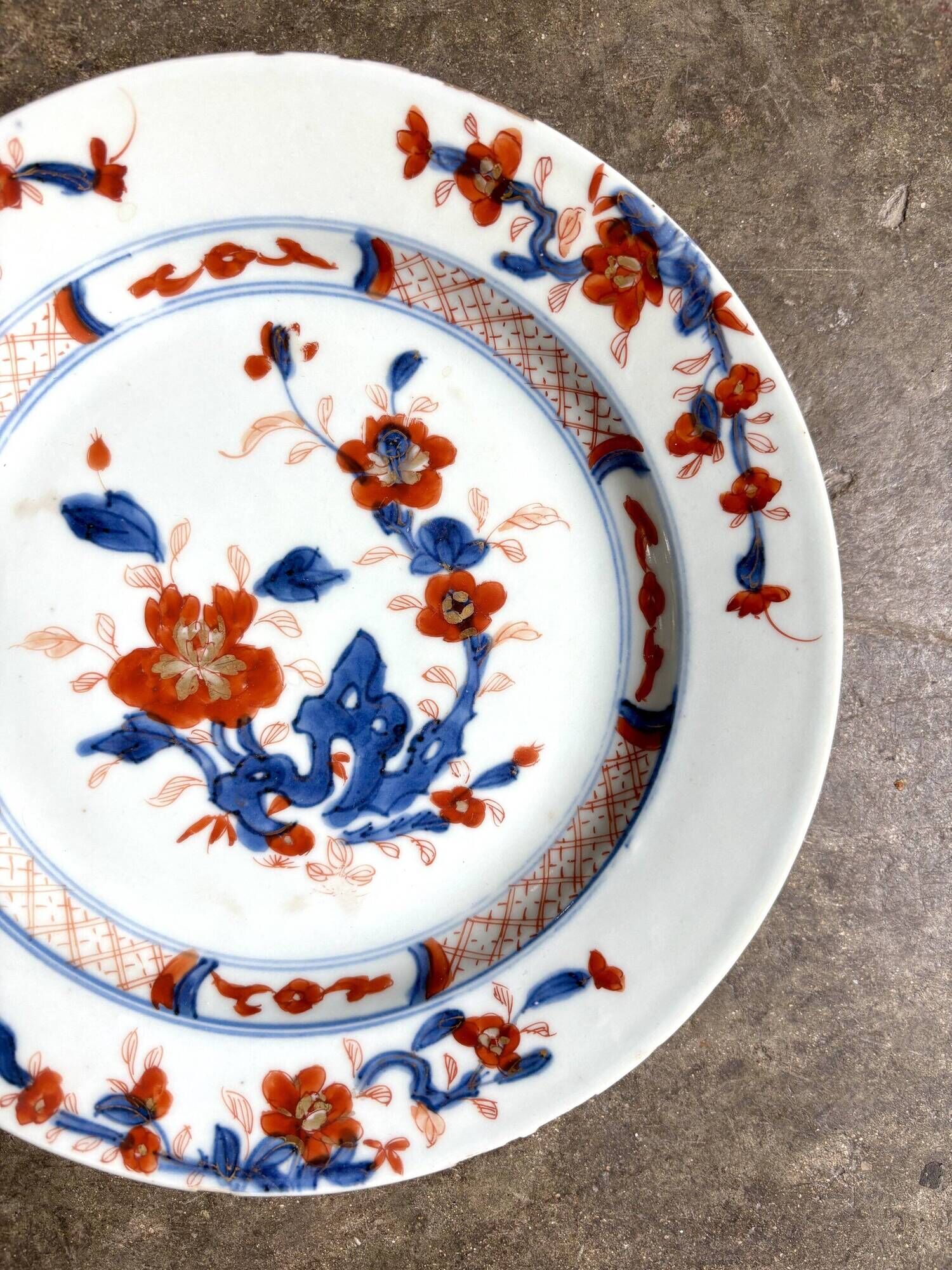 Compagnie des Indes porcelain flat plate with hand-painted Imari decoration, 18th century, no. 2
