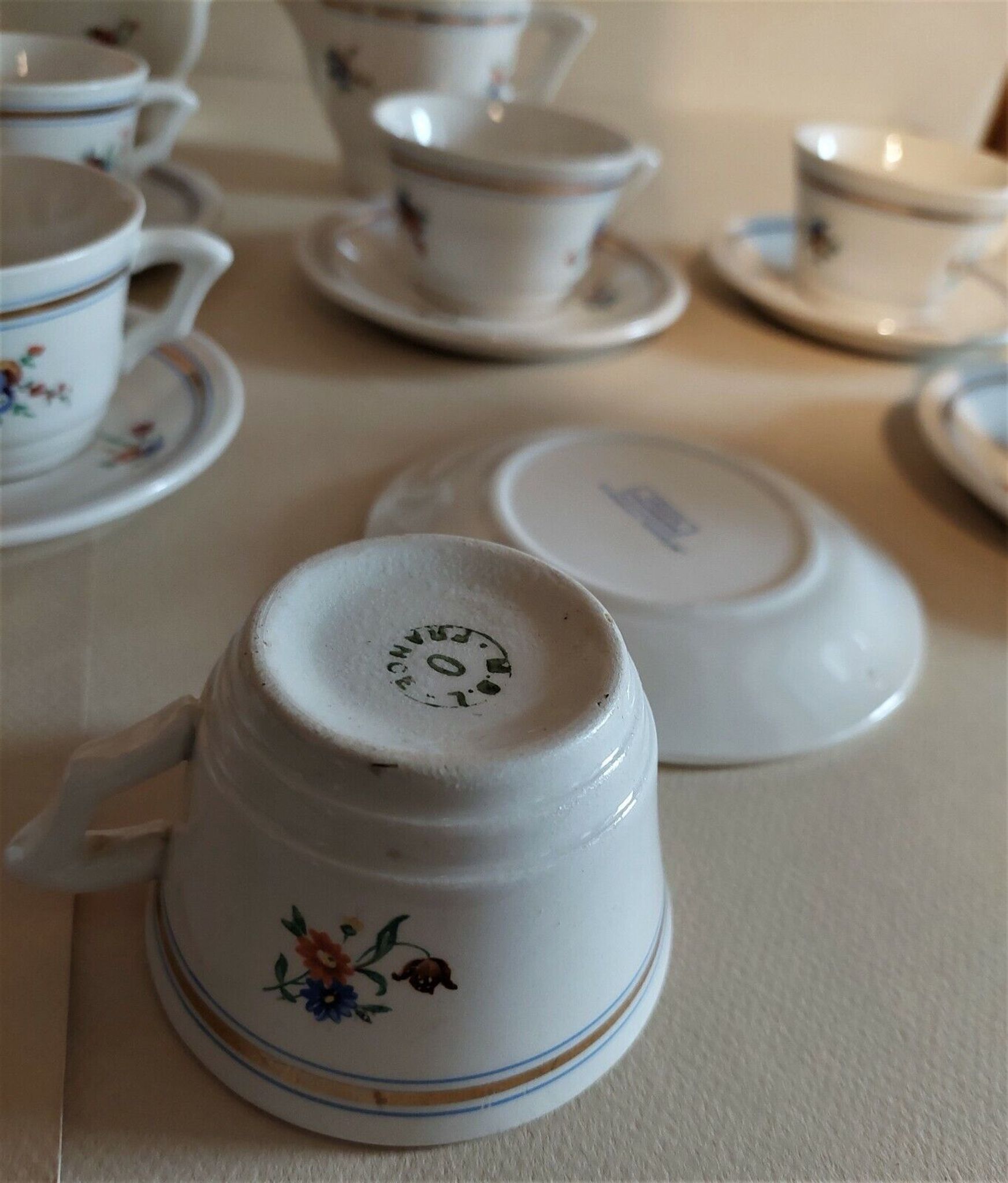Service à café en faïence de Saint Amand décor Touraine huit tasses